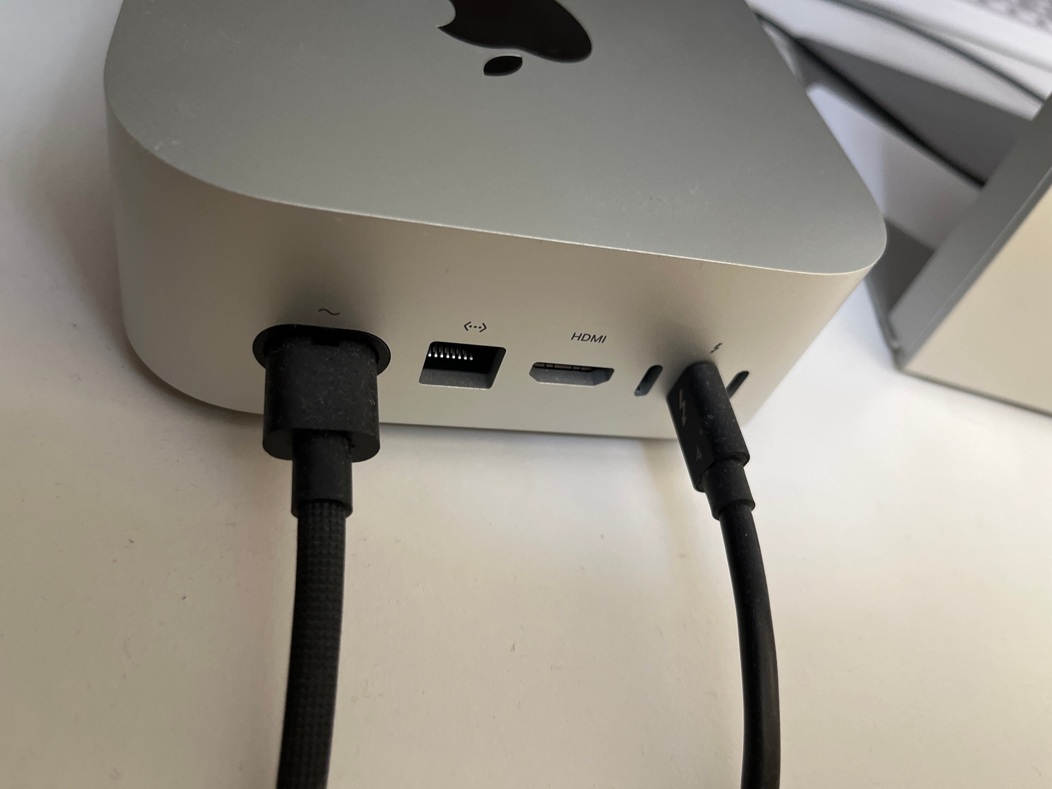 Mac Mini PC Apple cu procesor Apple M4 Pro, 12 nuclee CPU and 16