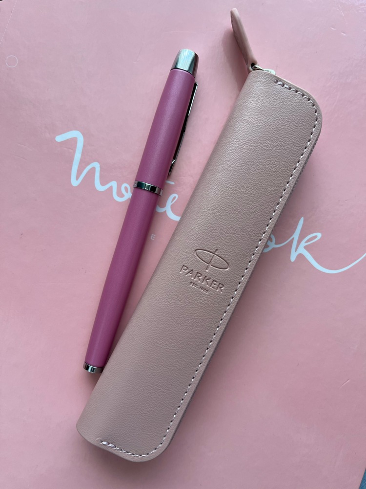Set Parker Stilou IM Pink + Etui Roz cu fermoar + martisor in