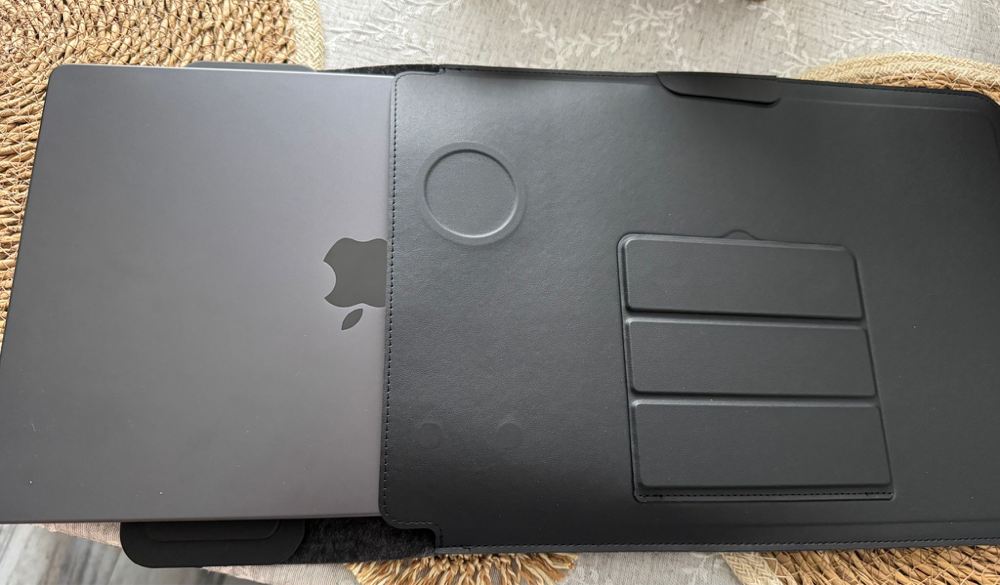 Husa Laptop cu Incarcare dubla Wireless 15W, Protectie 360, Impermeabila, Rezistenta la socuri, 13-14 inch, Suport Pliabil si Design Slim, Piele PU Premium, 4-in-1 cu Suport Mousepad, Compatibila Universal, MacBook Air, MacBook Pro, Tableta, Gri