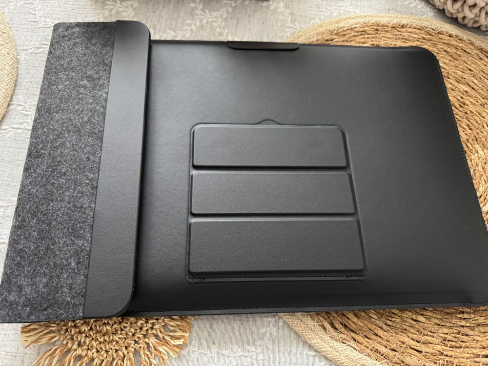 Husa Laptop cu Incarcare dubla Wireless 15W, Protectie 360, Impermeabila, Rezistenta la socuri, 13-14 inch, Suport Pliabil si Design Slim, Piele PU Premium, 4-in-1 cu Suport Mousepad, Compatibila Universal, MacBook Air, MacBook Pro, Tableta, Gri