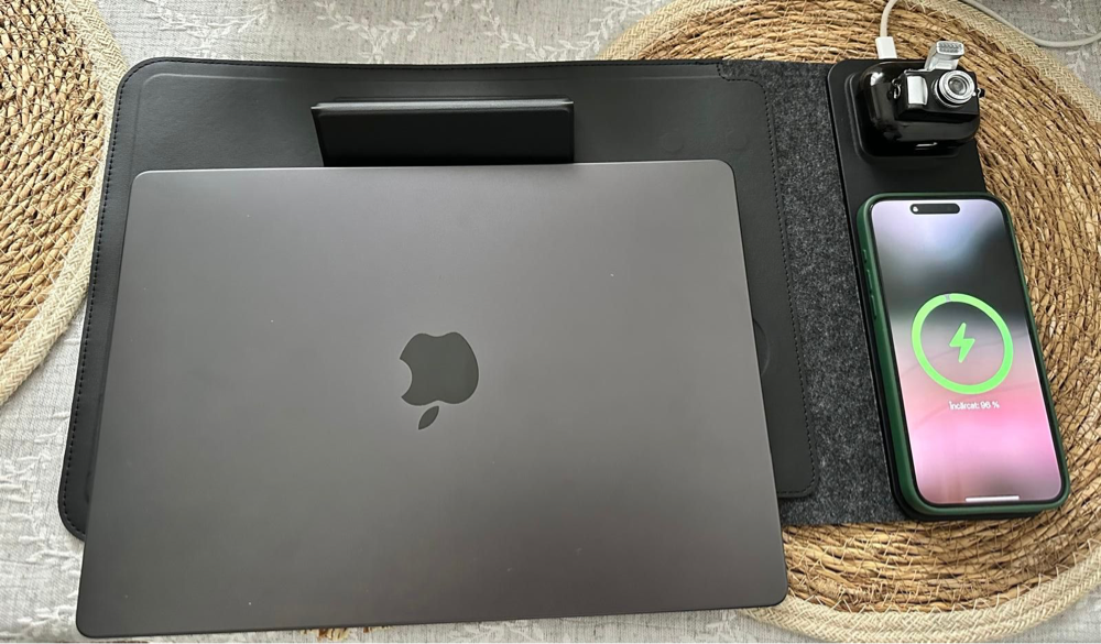 Husa Laptop cu Incarcare dubla Wireless 15W, Protectie 360, Impermeabila, Rezistenta la socuri, 13-14 inch, Suport Pliabil si Design Slim, Piele PU Premium, 4-in-1 cu Suport Mousepad, Compatibila Universal, MacBook Air, MacBook Pro, Tableta, Gri