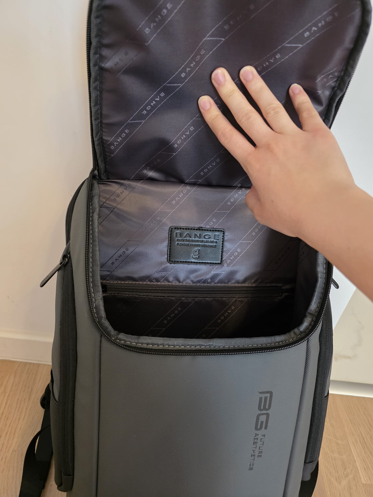 Rucsac laptop 15.6 inch, port USB, si USB-C, rezistent la stropi de apa, buzunar antifurt, sistem fixare pe valiza, carabina cu snur chei, potrivit calatorii, BANGE, BG7267BK, Negru