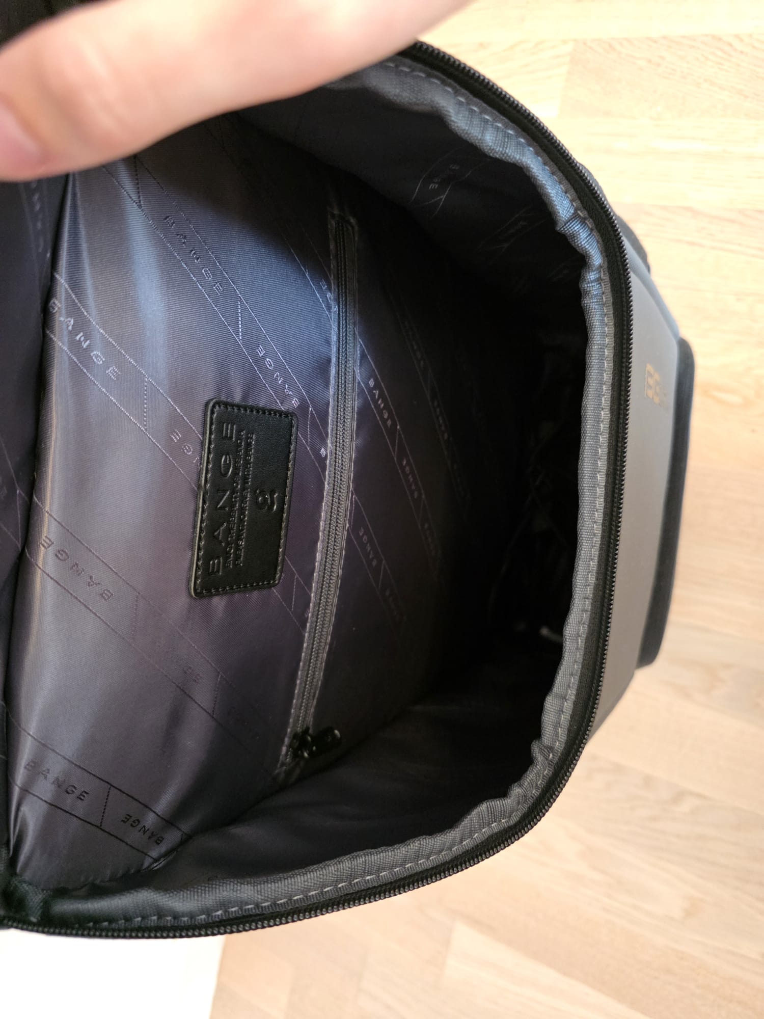 Rucsac laptop 15.6 inch, port USB, si USB-C, rezistent la stropi de apa, buzunar antifurt, sistem fixare pe valiza, carabina cu snur chei, potrivit calatorii, BANGE, BG7267BK, Negru