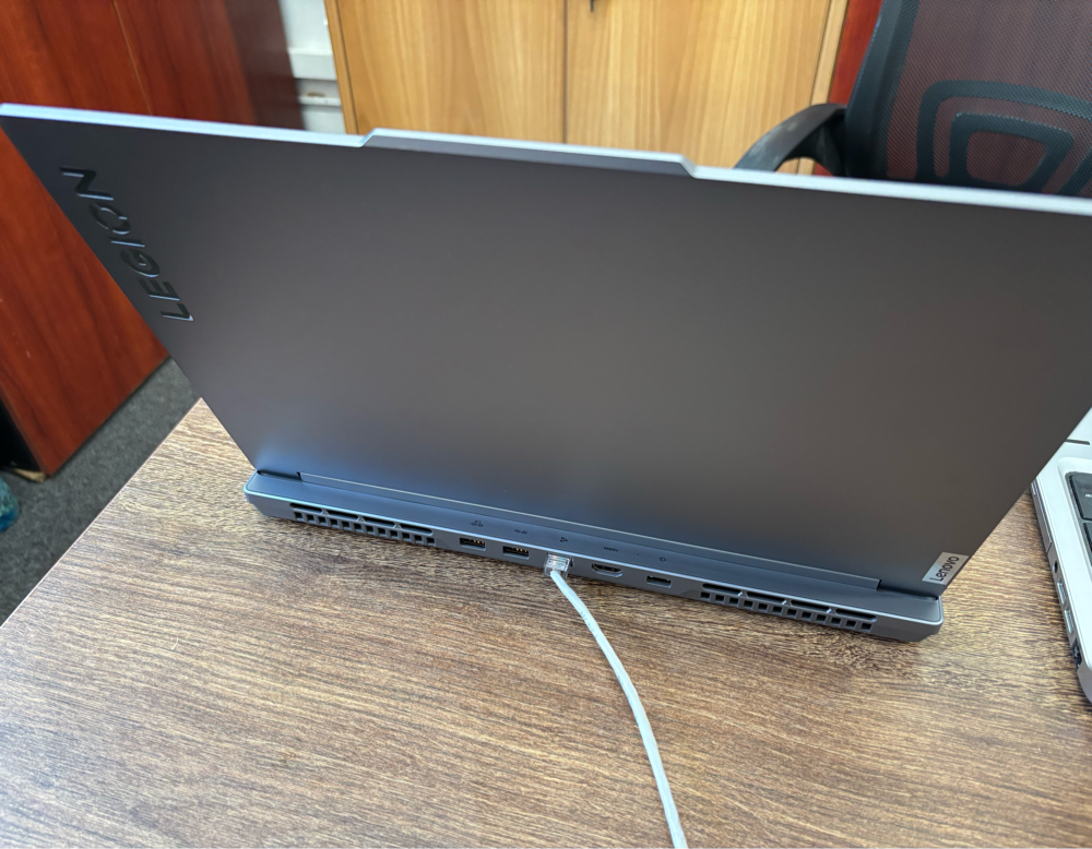 Laptop Gaming Lenovo Legion Slim 5 16AHP9 cu procesor AMD Ryzen™ 7 8845HS pana la 5.1GHz, 16", WQXGA, IPS, 165Hz, 2x 8GB SO-DIMM DDR5-5600, 1TB SSD, NVIDIA® GeForce RTX™ 4060 8GB GDDR6, No OS, Luna Grey, 3y on-site, Premium Care
