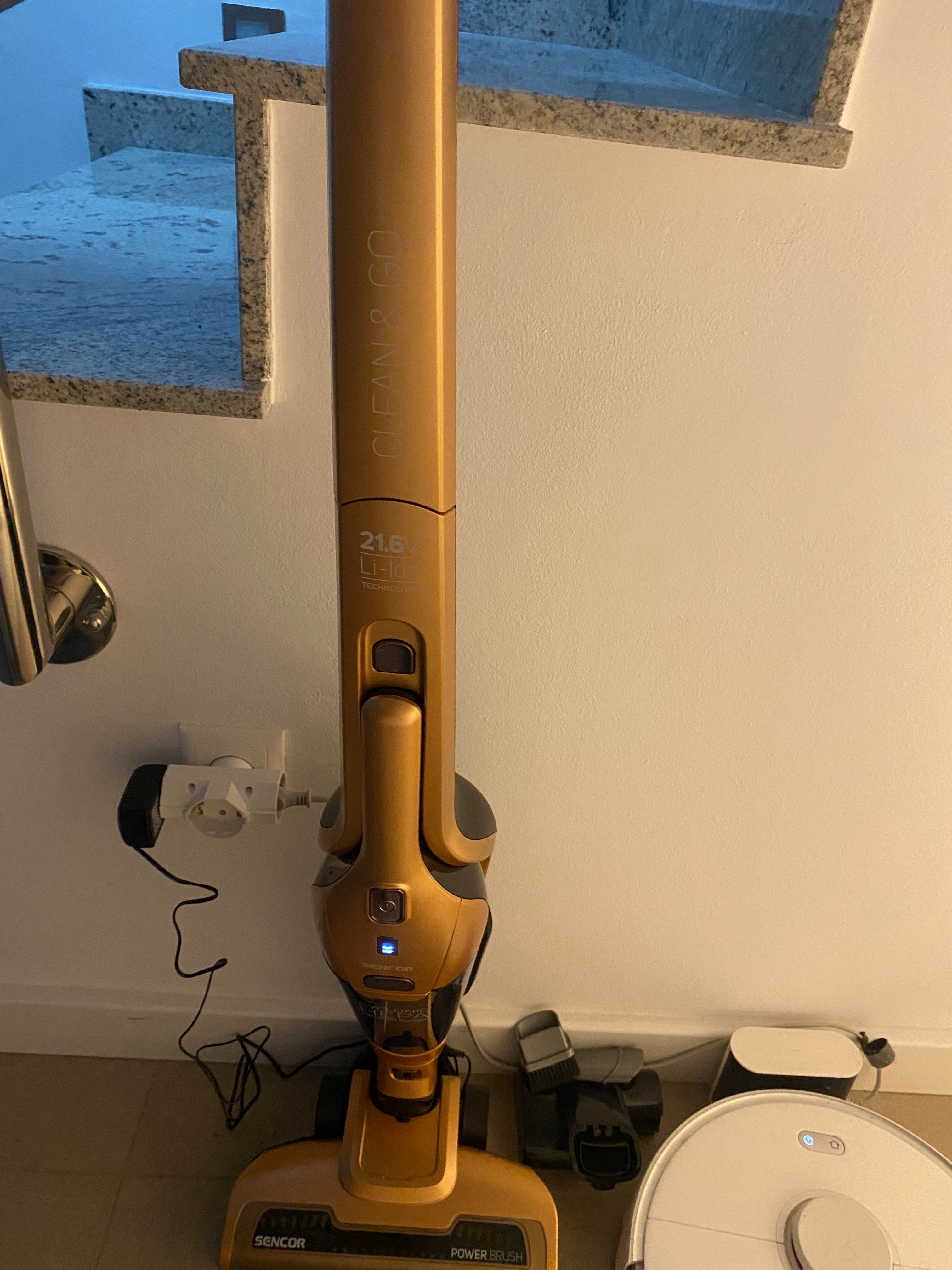 Aspirator fara fir, Sencor, SVC 0605RS, 3 in 1, Perie rotativa motorizata, Capacitate 2000 mAh, Roz