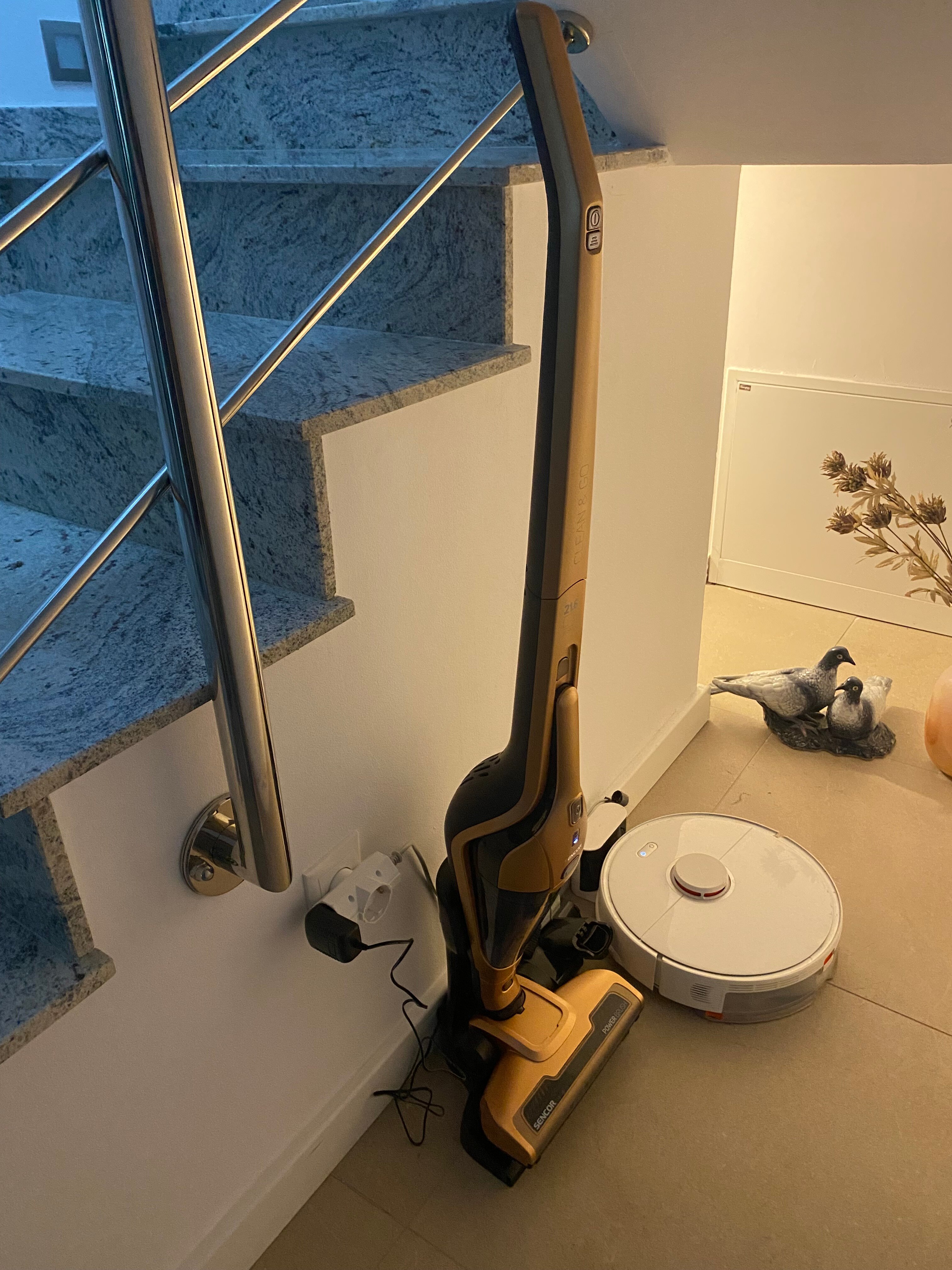 Aspirator fara fir, Sencor, SVC 0605RS, 3 in 1, Perie rotativa motorizata, Capacitate 2000 mAh, Roz