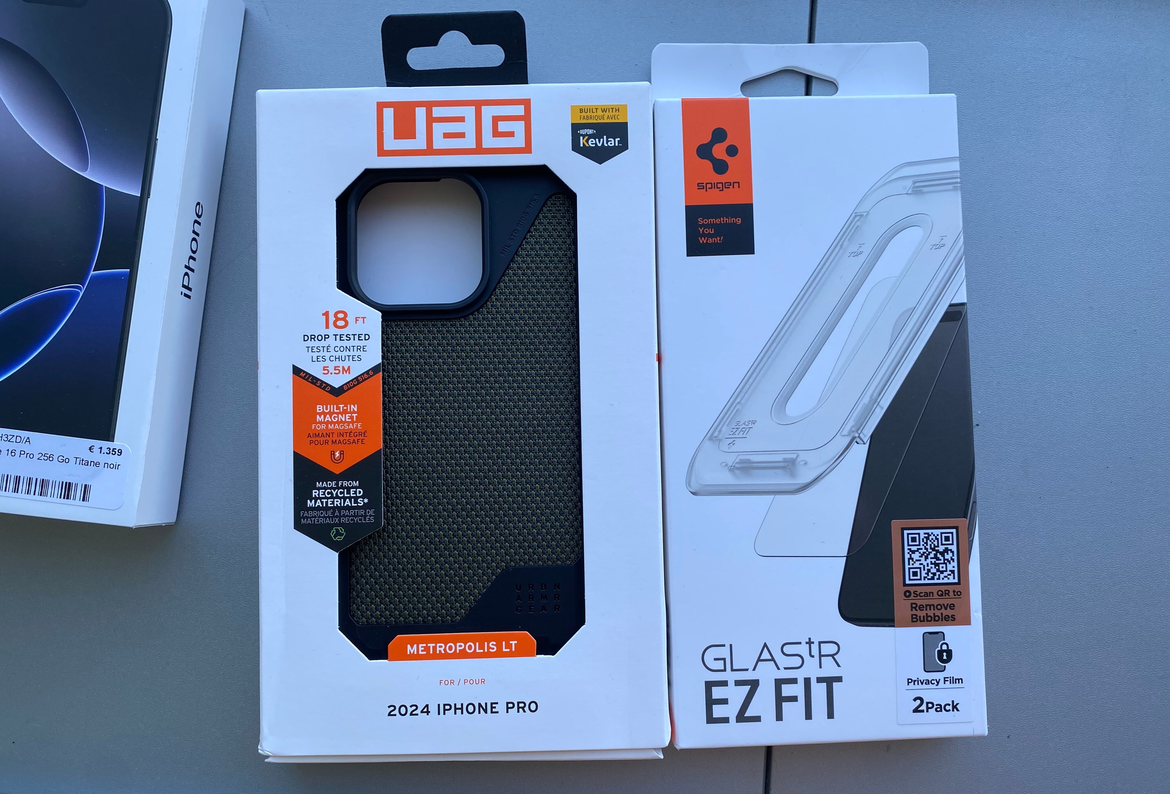 Set 2 folii sticla cu sistem de montare Case friendly Spigen GLAStR EZ FIT compatibil cu iPhone 16 Pro Privacy
