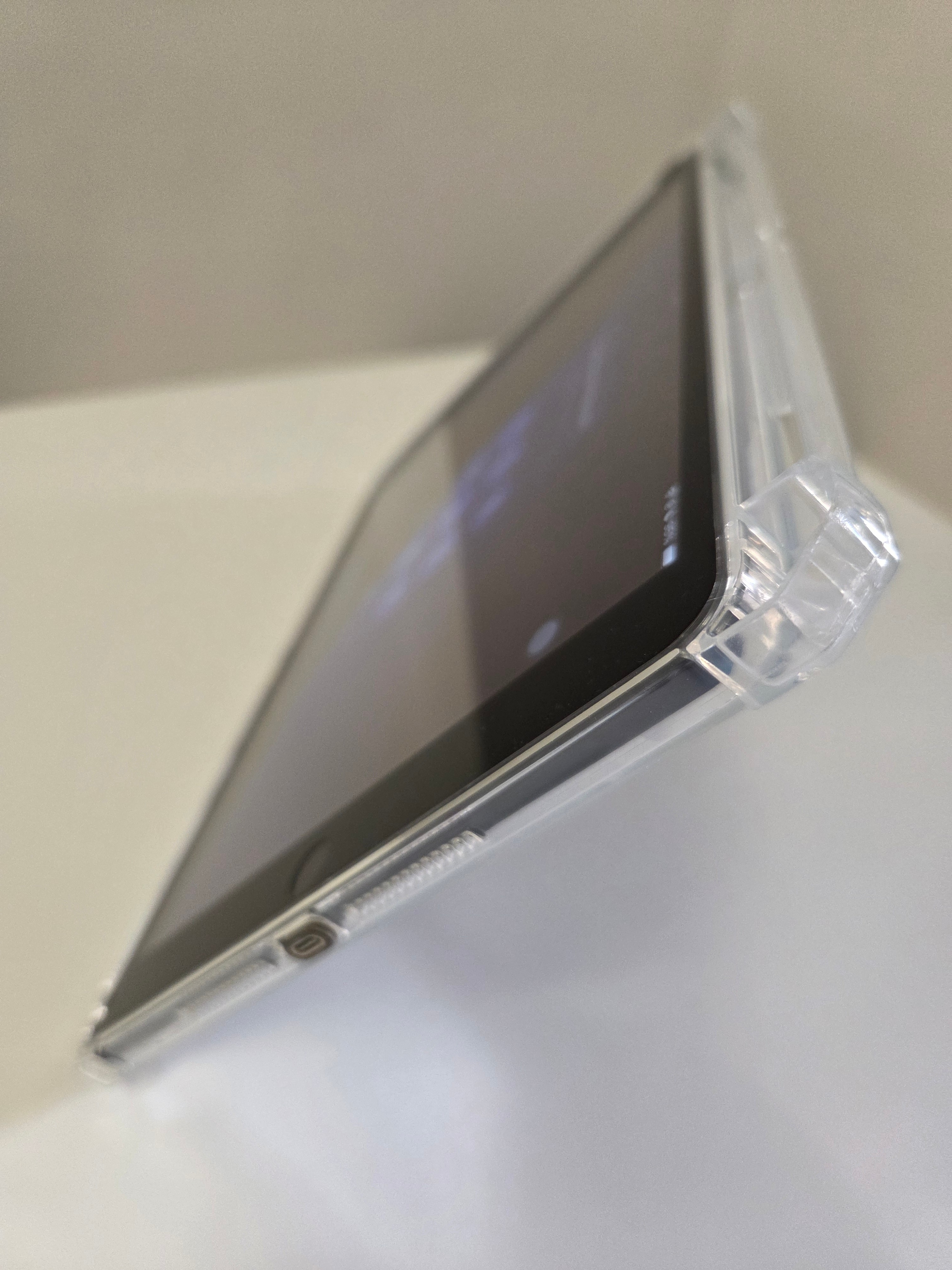 Husa de protectie telefonultau® pentru Apple iPad 7/8/9 10.2", silicon transparent antishock cu colturi intarite, suport integrat pentru tableta si stylus, rezistenta la socuri, ideala pentru filme, jocuri, lectii online si birou, transparenta