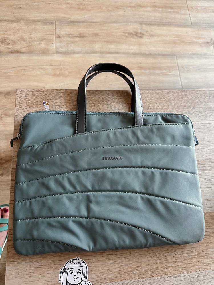 Geanta laptop Innostyle® CarryLite Slim, pana la 14", impermeabila, ultralight (340g), buzunare externe acces rapid, material PU rezistent la abraziune, fermoare YKK, design ergonomic, verde