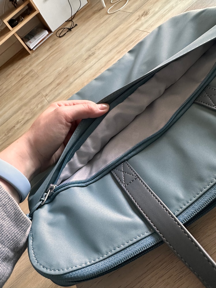 Geanta laptop Innostyle® CarryLite Slim, pana la 14", impermeabila, ultralight (340g), buzunare externe acces rapid, material PU rezistent la abraziune, fermoare YKK, design ergonomic, verde