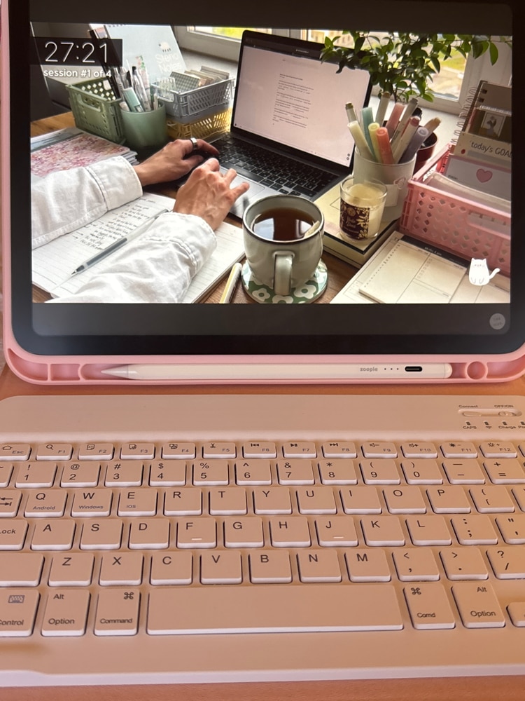 Carcasa cu tastatura pentru iPad 10.9 2022 (a 10-a generatie) cu suport pentru creion, detasabil magnetic, tastatura Bluetooth wireless, activare/dezactivare automata, roz