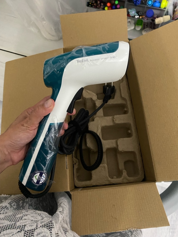 Aparat de calcat vertical cu abur Tefal Access Steam First DT6131E0, 1300W, abur variabil 0-20 g/min, rezervor apa 70 ml, incalzire rapida in 15s, functie auto OFF, perie tesaturi, alb/albastru