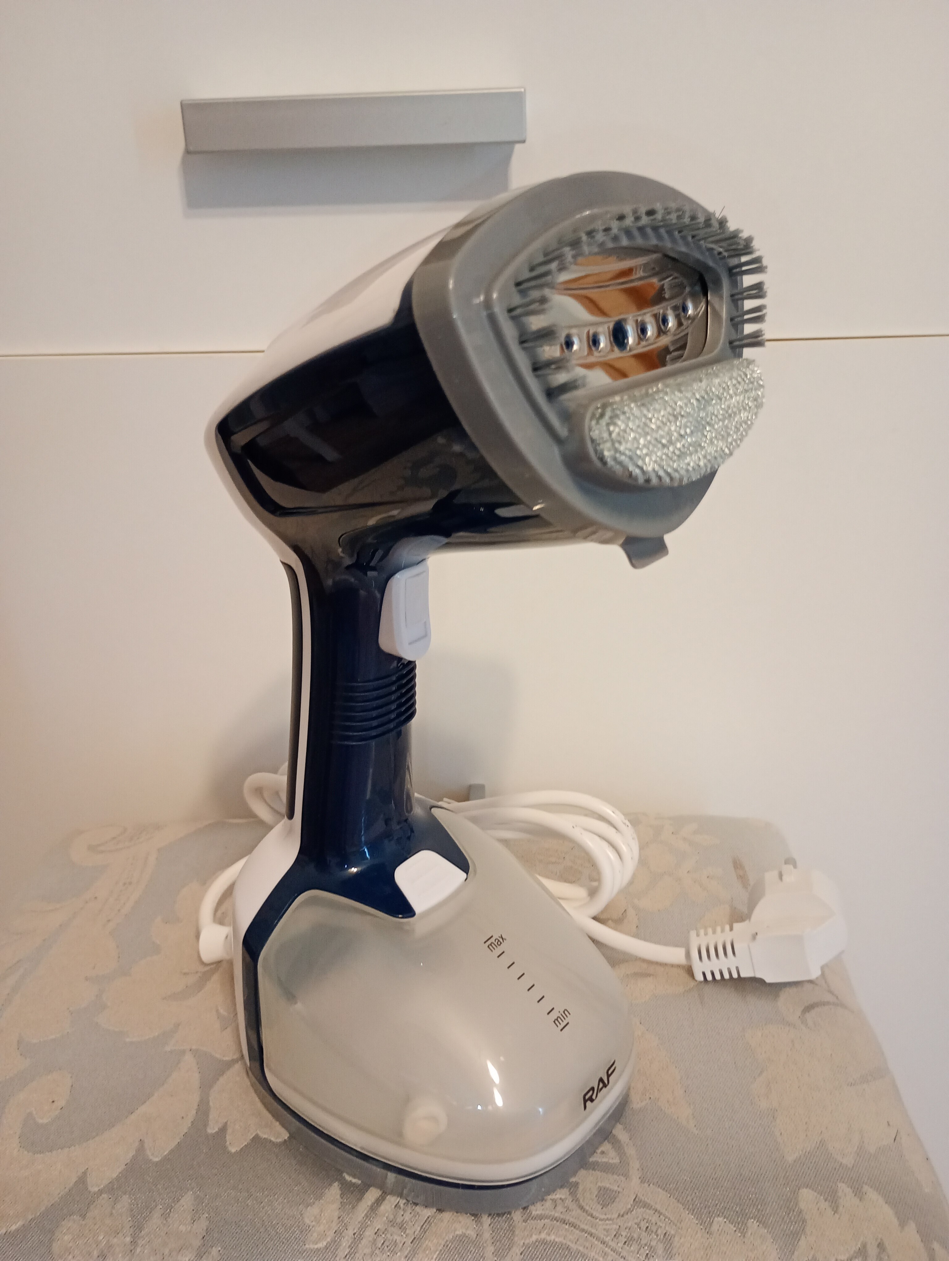 Aparat de calcat vertical cu aburi ergonomic ADESSNA, 1200W, debit abur 20g/min, rezervor mare 350ml, incalzire rapida 25s, perie pentru tesaturi groase, abur continuu puternic, alb/albastru