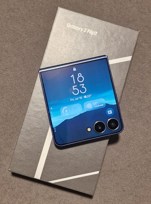 Telefon mobil Samsung Galaxy Z Flip7, 12GB RAM, 512GB, 5G, Coralred