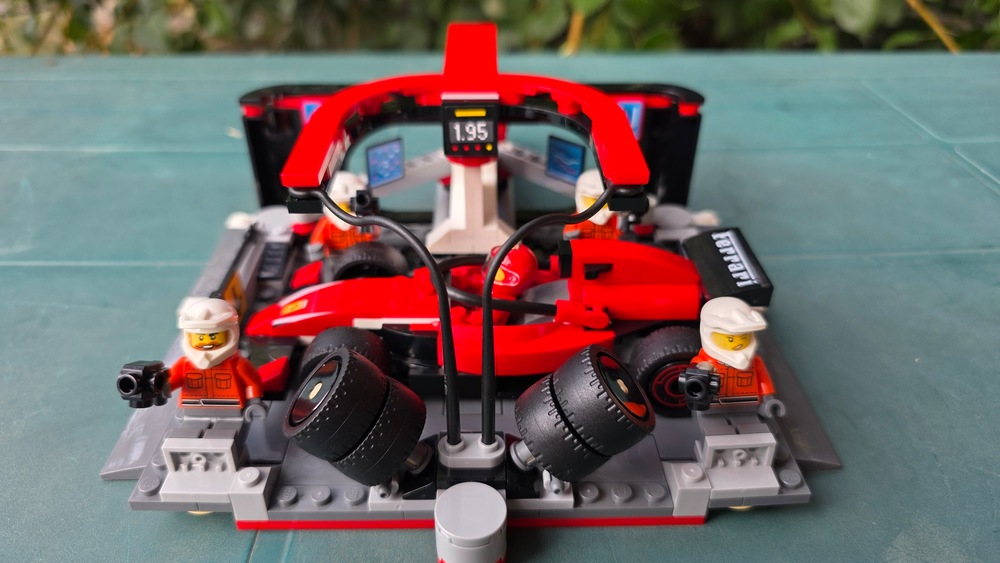 LEGO® City - Boxa si mecanici F1® cu masina Ferrari 60443, 322