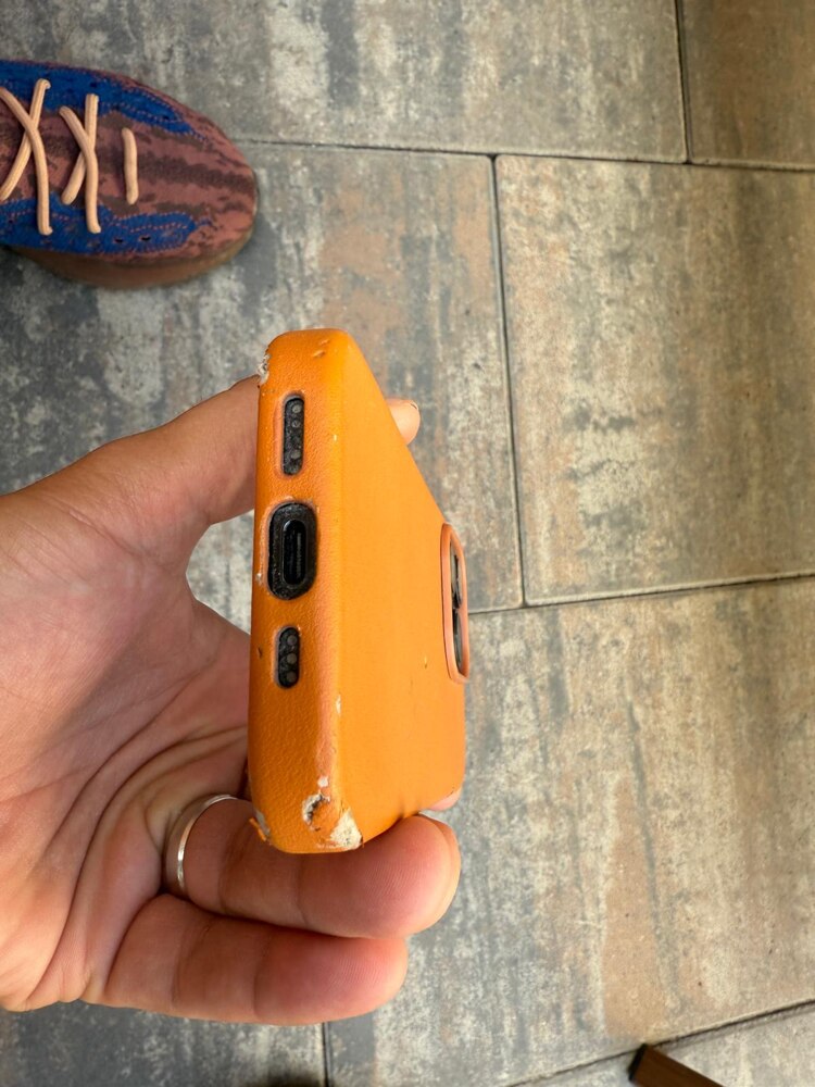 Husa pentru iPhone 16 Pro Daden® MagCover Leather, Magsafe, Piele Naturala, Antisoc, Incarcare Wireless, Violet