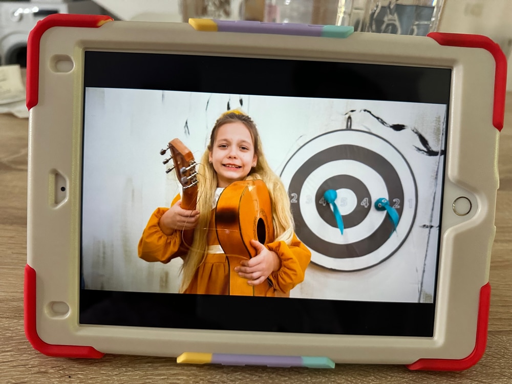 Pachet 360 pentru iPad 9.7" (iPad Air 2, iPad 5/6, iPad Pro 9.7) – Husa Sigloo cu folie inclusa, curea de umar si suport rotativ, Mov inchis