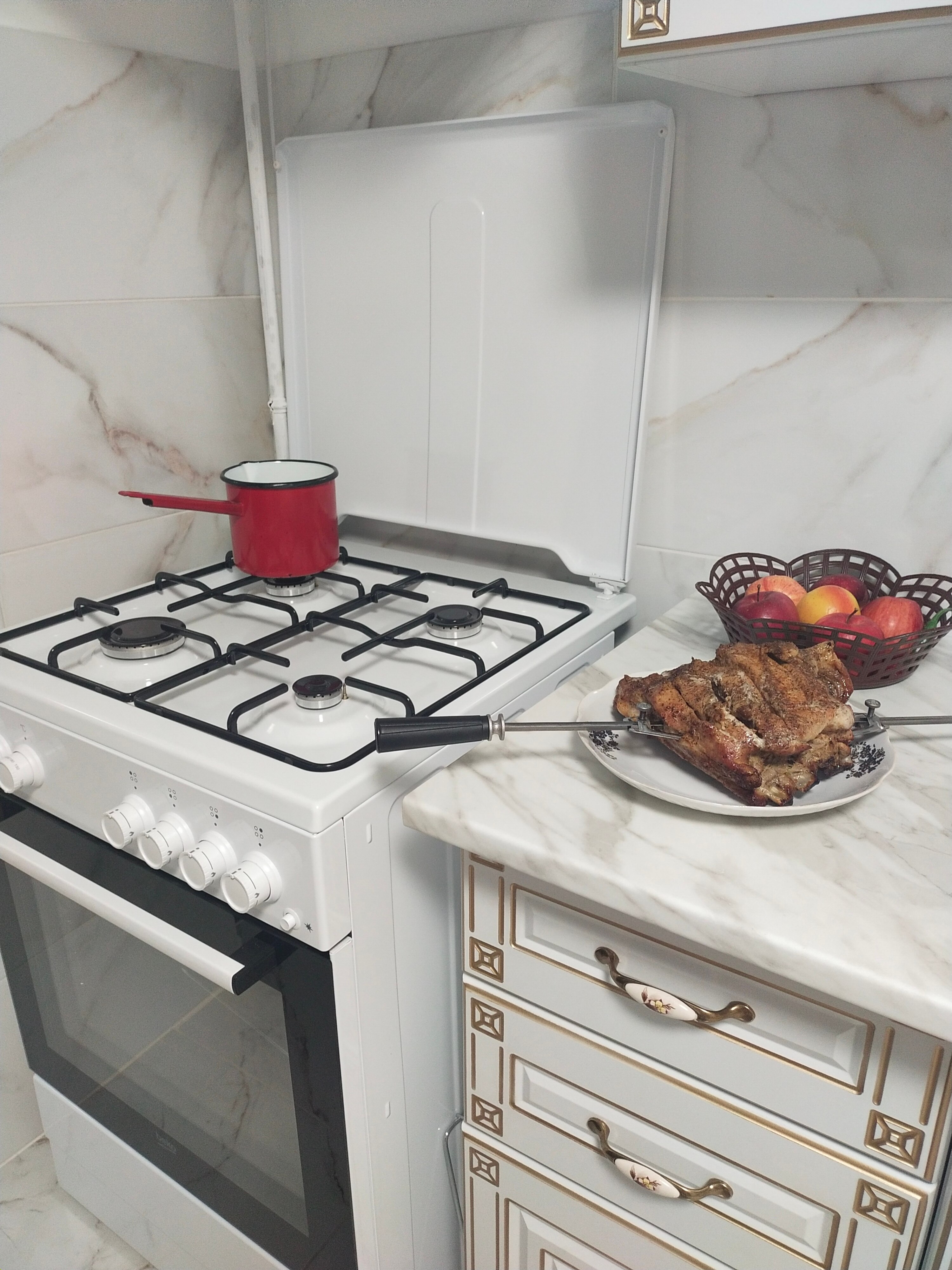 Aragaz Beko FBST62110DW, Mixt, 4 arzatoare cu eficienta ridicata, Aprindere electrica, Grill, Rotisor, Clasa A, 60 cm, Alb