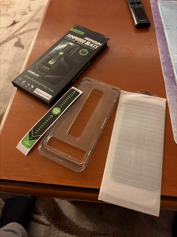Pachet 2 buc Folie Sticla Privacy pentru Apple iPhone 17 Daden TitanGlass, Full Cover, Kit de instalare usoara si rapida cu dispozitiv de potrivire automata, Protectie Profesionala, Ultra Rezistenta