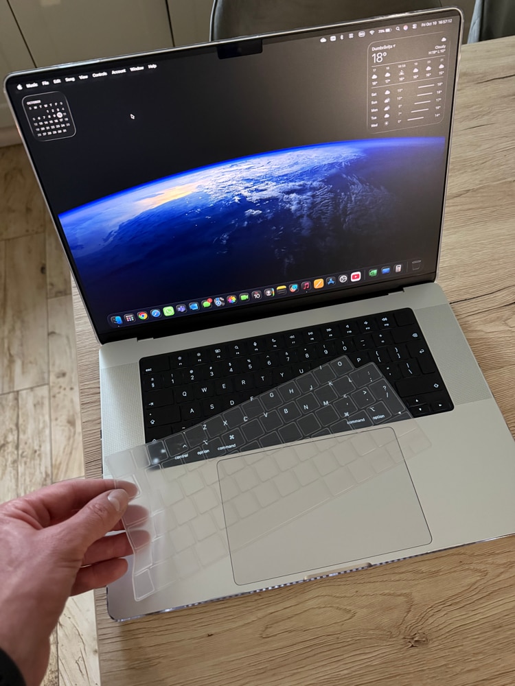 Carcasa Hard Shell pentru MacBook Air 15 (2023/2024/2025) M Series (M4/M3/M2) (A2941/A3114/A3241), Husa & Protectie MacBook, Negru transparent