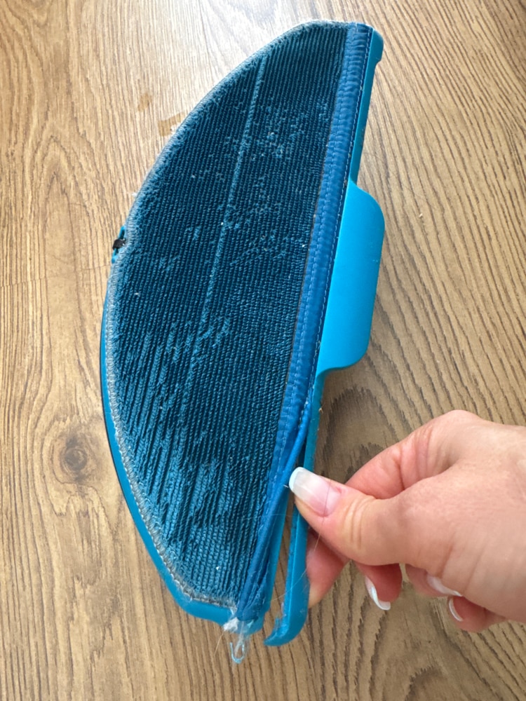 Robot de aspirare Philips Seria 7000 Aqua XU7100/01, aspirator si mop, statie de golire automata, Pa 5000, 5200 mAh, autonomie pana la 180 min, 6 senzori, sac de praf 3L, 5 harti, 4 niveluri, filtru EPA11 lavabil, aplicatie HomeRun, negru/auriu