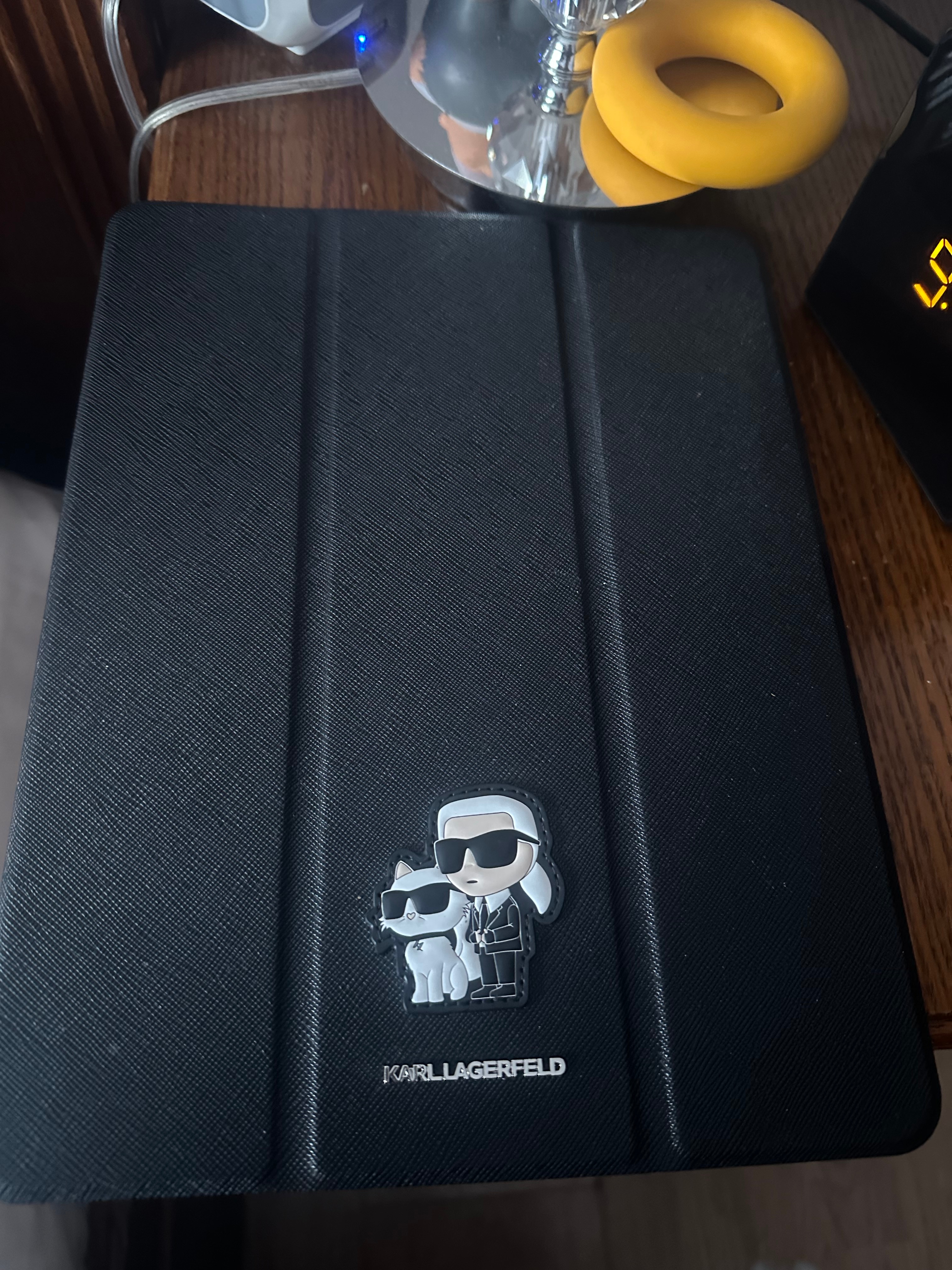 Husa Karl Lagerfeld Saffiano Magnetic Karl & Choupette compatibila cu iPad Air 13 inch 2024, Negru
