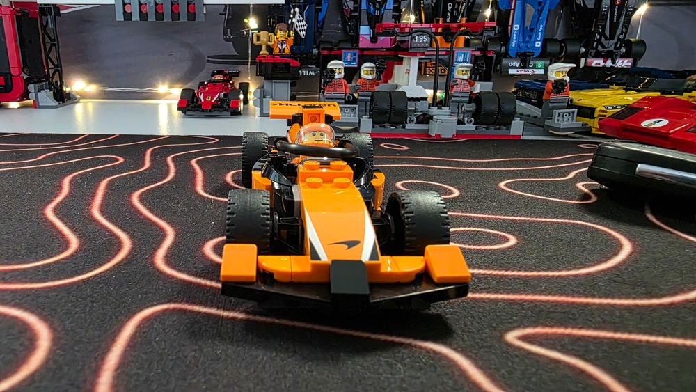 LEGO® City - Pilot F1® cu masina de curse McLaren 60442, 86 piese