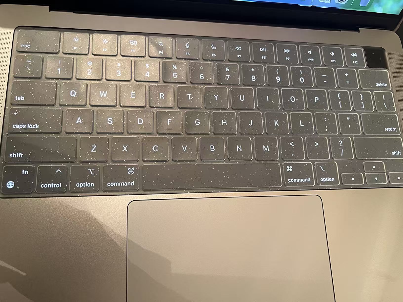 Carcasa Glitter Hard Shell pentru MacBook Air 15 (2026/2025/2024/2023) M5/M4/M3/M2 (A3448/A3241/A3114/A2941), Husa & Protectie MacBook, Negru transparent