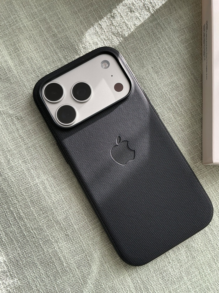 iPhoneアクセサリー iPhone 17 Pro TechWoven Case Black iPhone 17 Pro TechWoven Case with MagSafe - Black - Apple