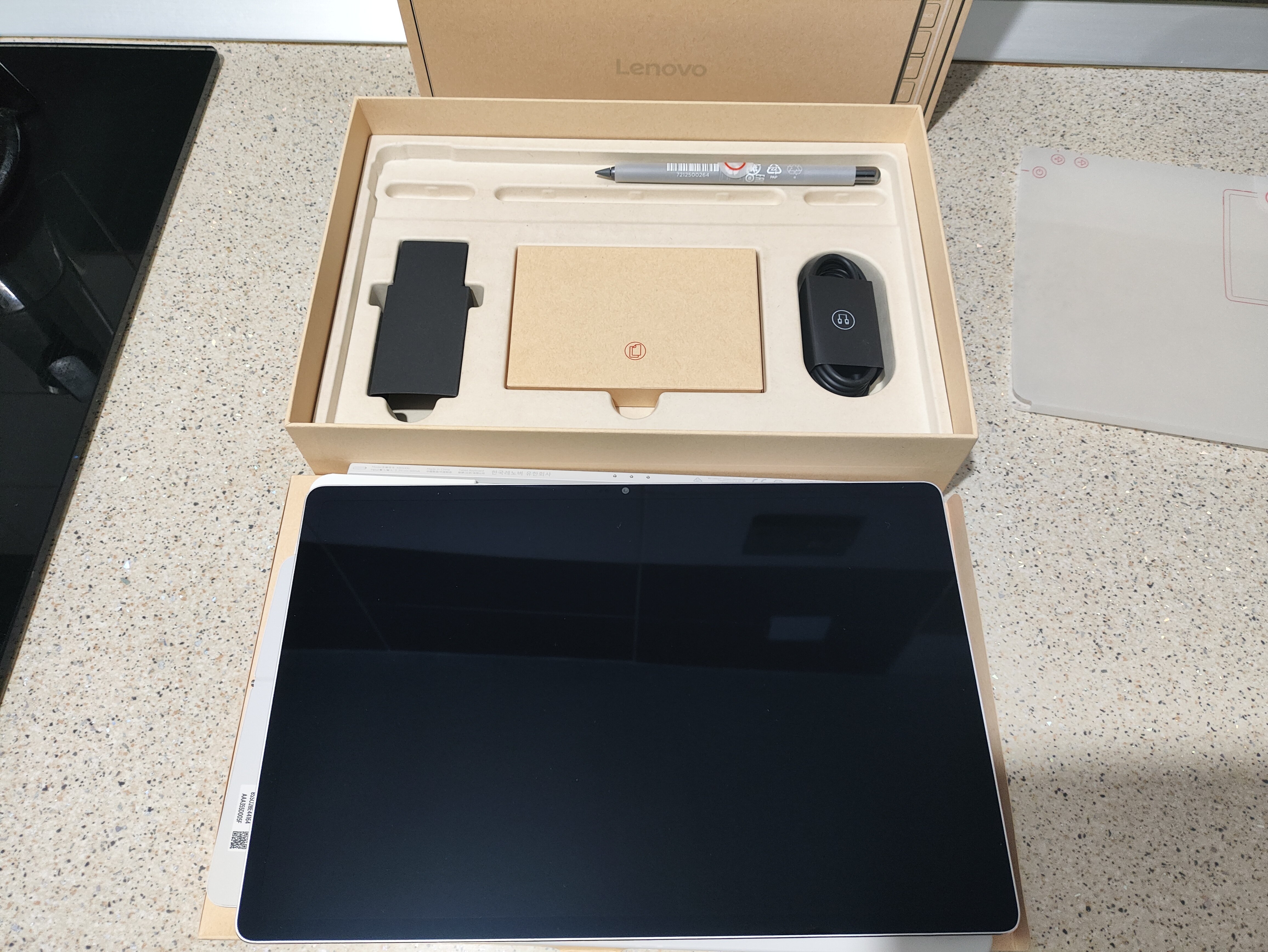 Tableta Lenovo Yoga Tab Plus, Octa-Core, 12.7" 3K (2944x1840) LTPS, 16GB RAM, 512GB, Wi-fi, Seashell + Lenovo® 2-in-1 Keyboard Pack + Lenovo Tab Pen Pro