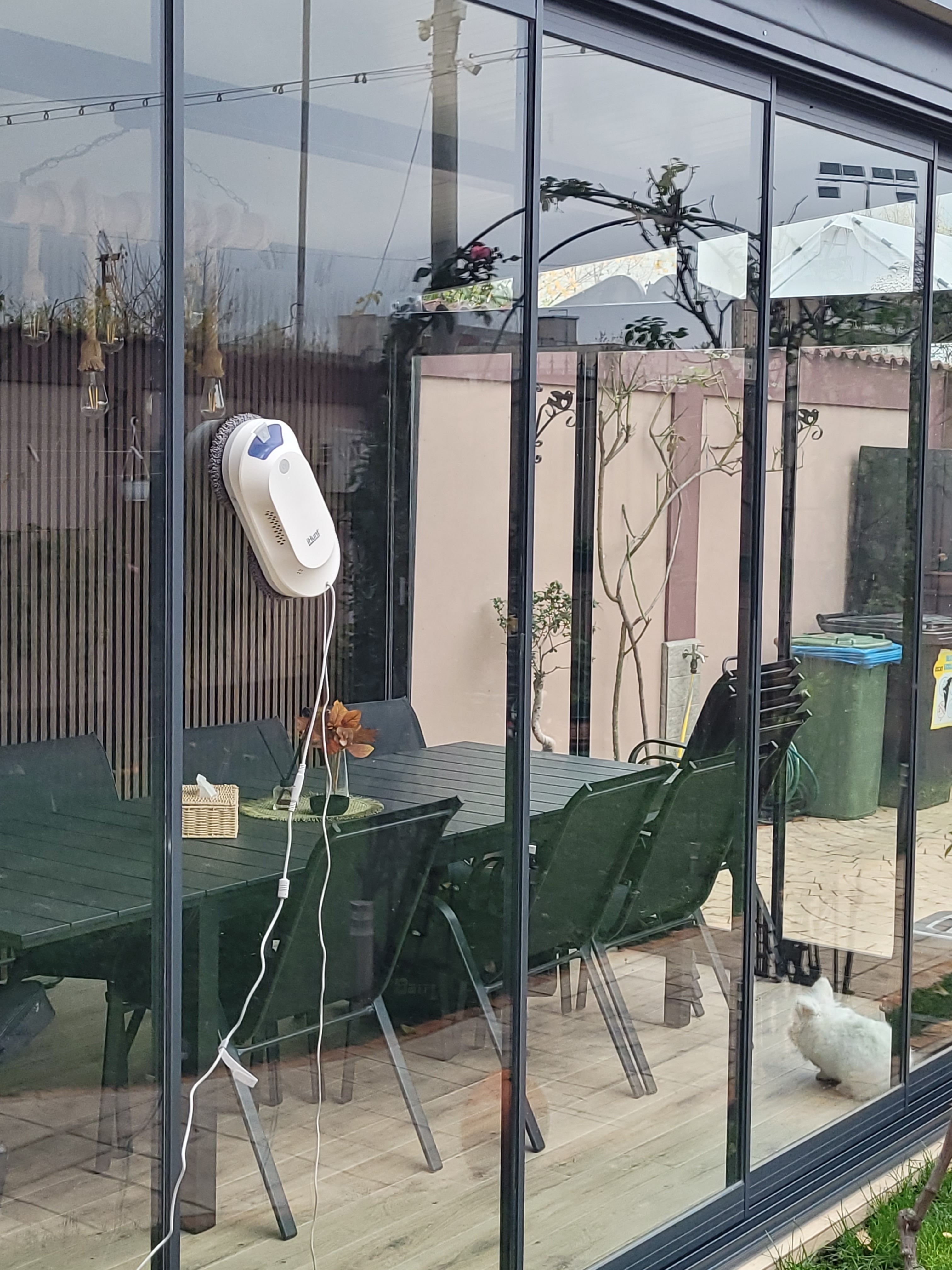 Robot autonom de curatare geamuri iHunt Smart Window Robot 4 Ultra, 72W, Wi-Fi, Pulverizator Apa, Acumulator, Viteza imbunatatita, Rezervor 65ml, Protectie anti-cadere, Telecomanda, Aplicatie Control Android / iOS, White
