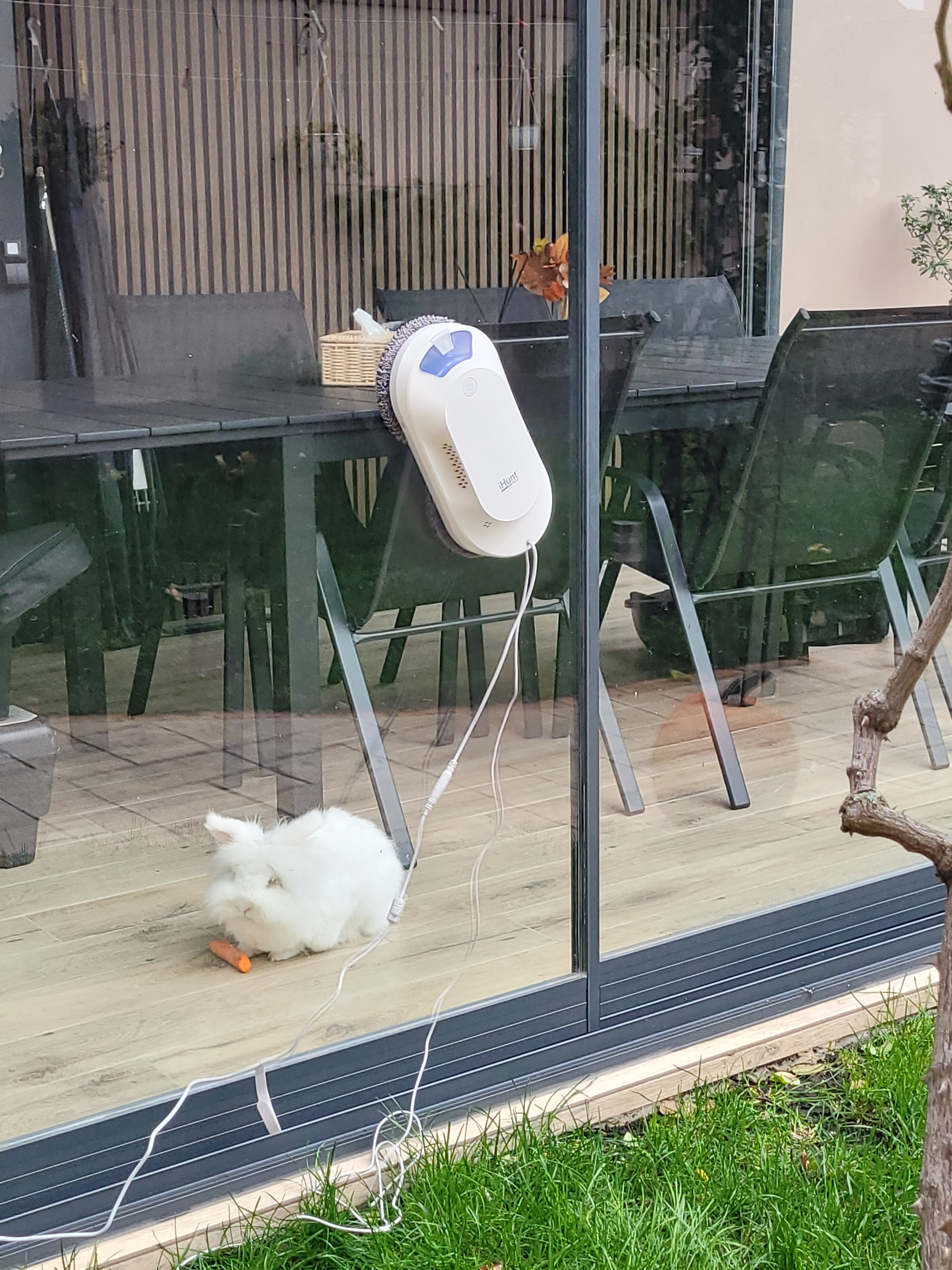 Robot autonom de curatare geamuri iHunt Smart Window Robot 4 Ultra, 72W, Wi-Fi, Pulverizator Apa, Acumulator, Viteza imbunatatita, Rezervor 65ml, Protectie anti-cadere, Telecomanda, Aplicatie Control Android / iOS, White