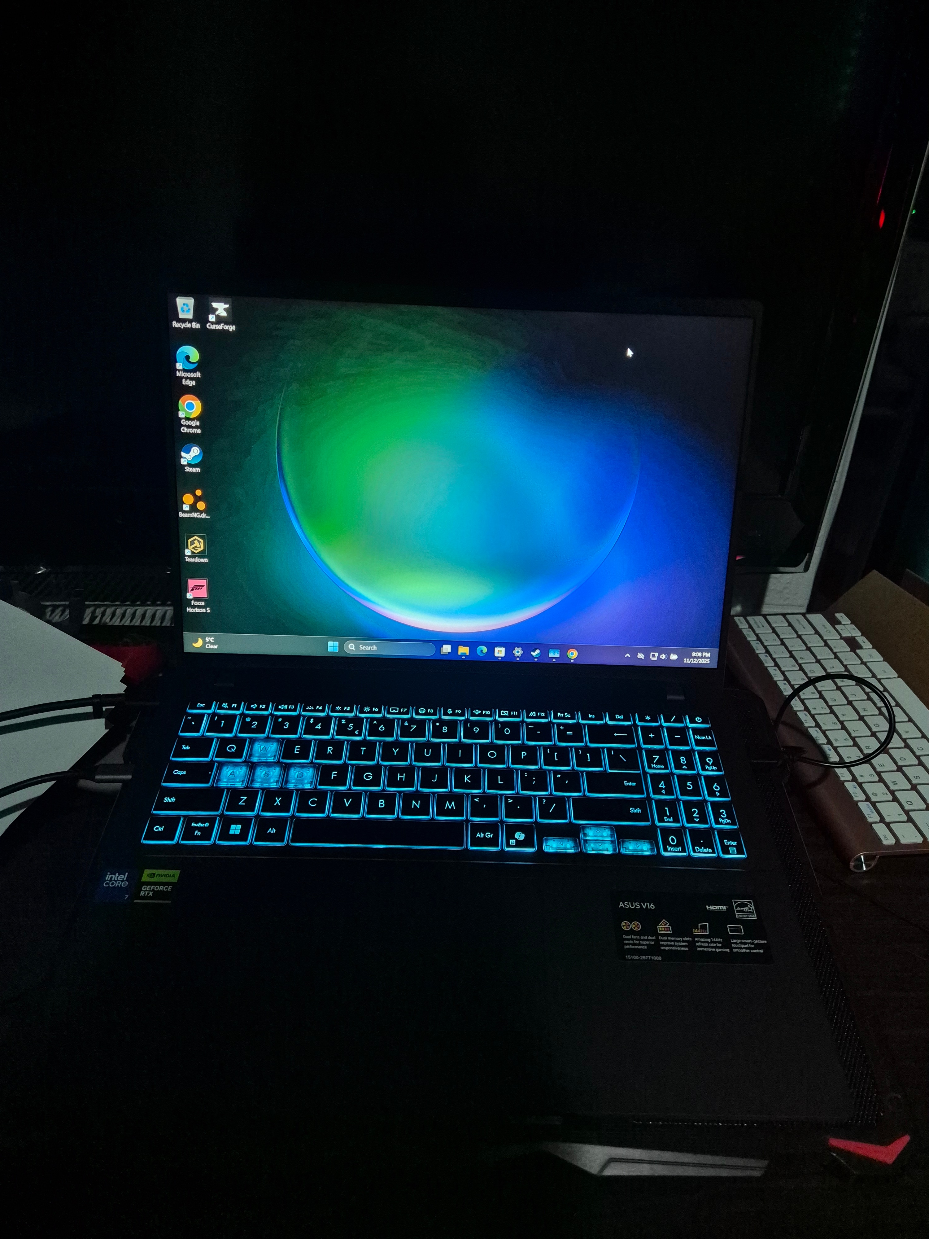 Laptop ASUS V16 V3607VH cu procesor Intel® Core™ 7 240H pana la 5.2GHz, 16'', WUXGA, 144Hz, 16GB DDR5 RAM, 1TB SSD, NVIDIA® GeForce RTX™ 5050 8GB GDDR7, No OS, Matte Black