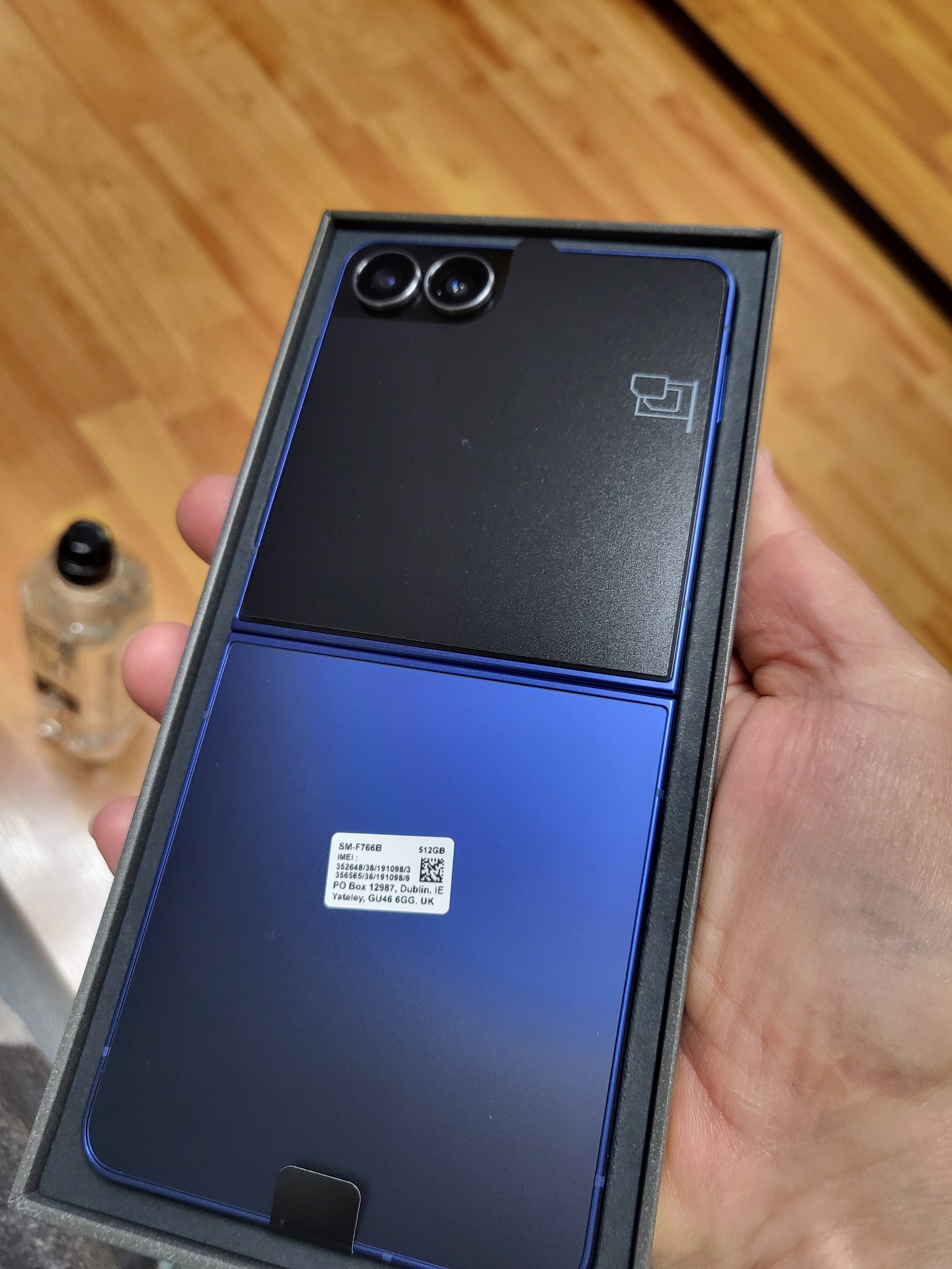 Telefon mobil Samsung Galaxy Z Flip7, 12GB RAM, 512GB, 5G, Coralred