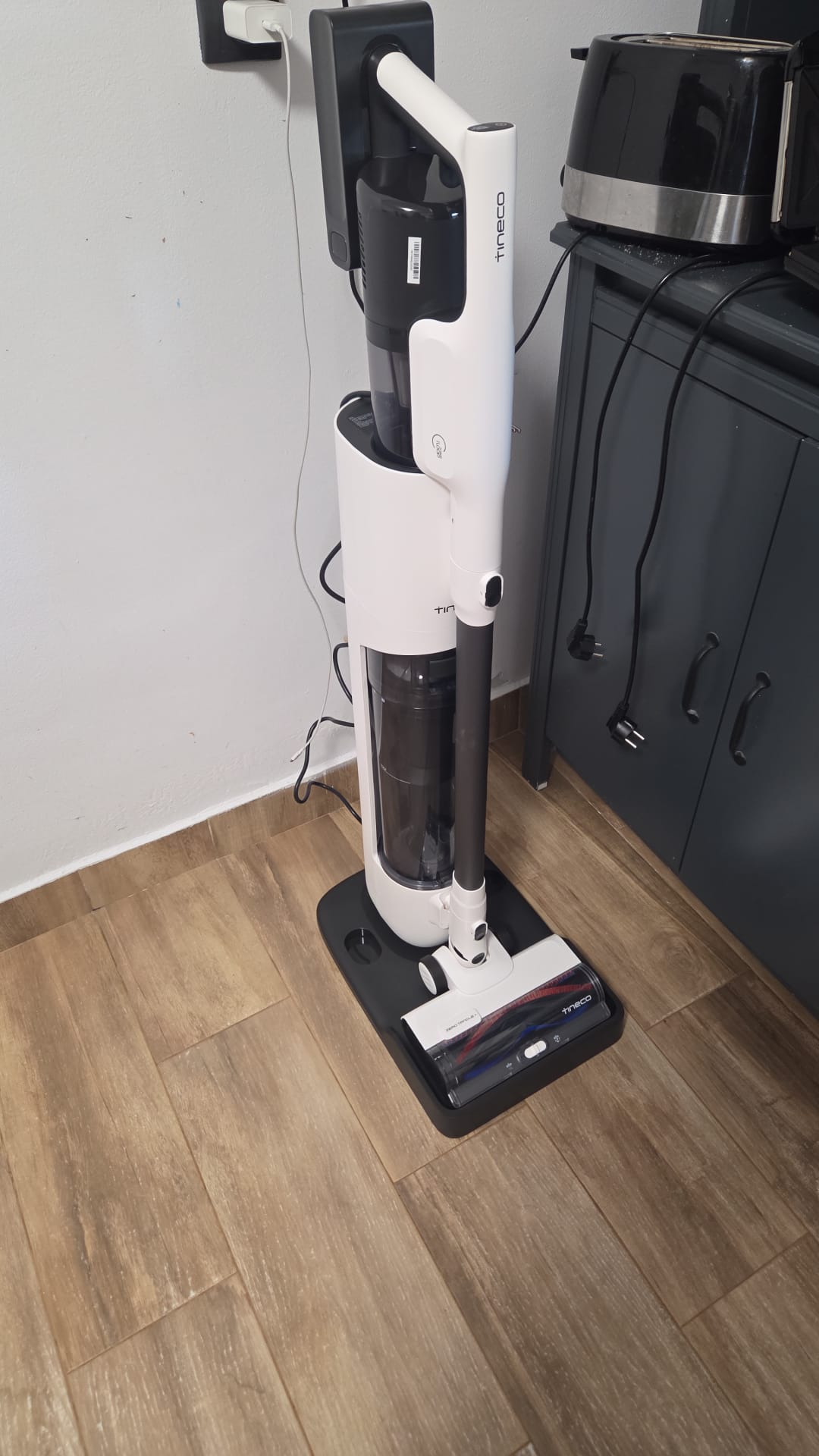 Aspirator fără fir Tineco Pure One Station 5 Plus, putere 175 W, capacitate 2, 5 L, tehnologie Zerotangle