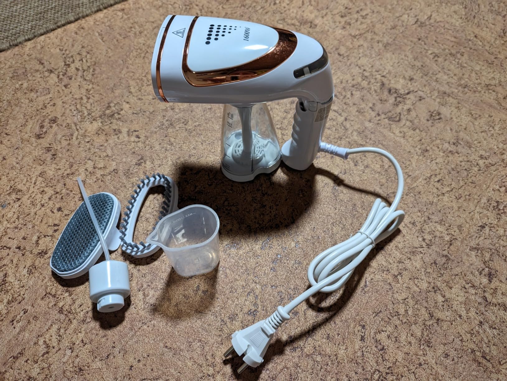 Aparat de Calcat Vertical Portabil, 1600W, Incalzire Rapida, Rezervor Apa 250ml, Alb