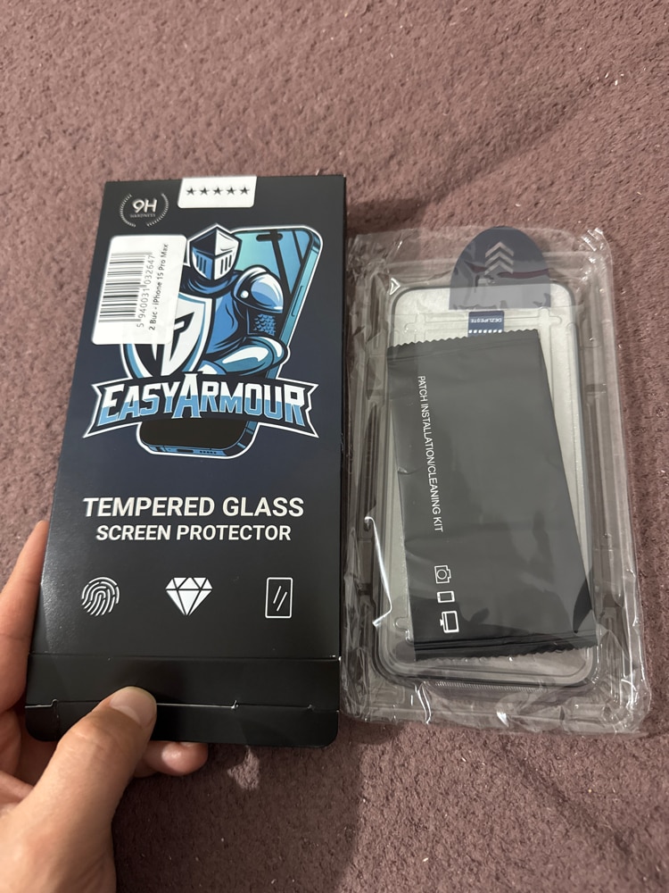 Set 2 Folii Sticla EasyArmour cu Aplicator pentru iPhone 15 Pro Max, Instalare Usoara Fara Experienta, Margini Negre 3D, Full Glue, Sticla Securizata 9H, Protectie Ecran Anti-Soc, Kit Montaj Inclus, Fara Bule