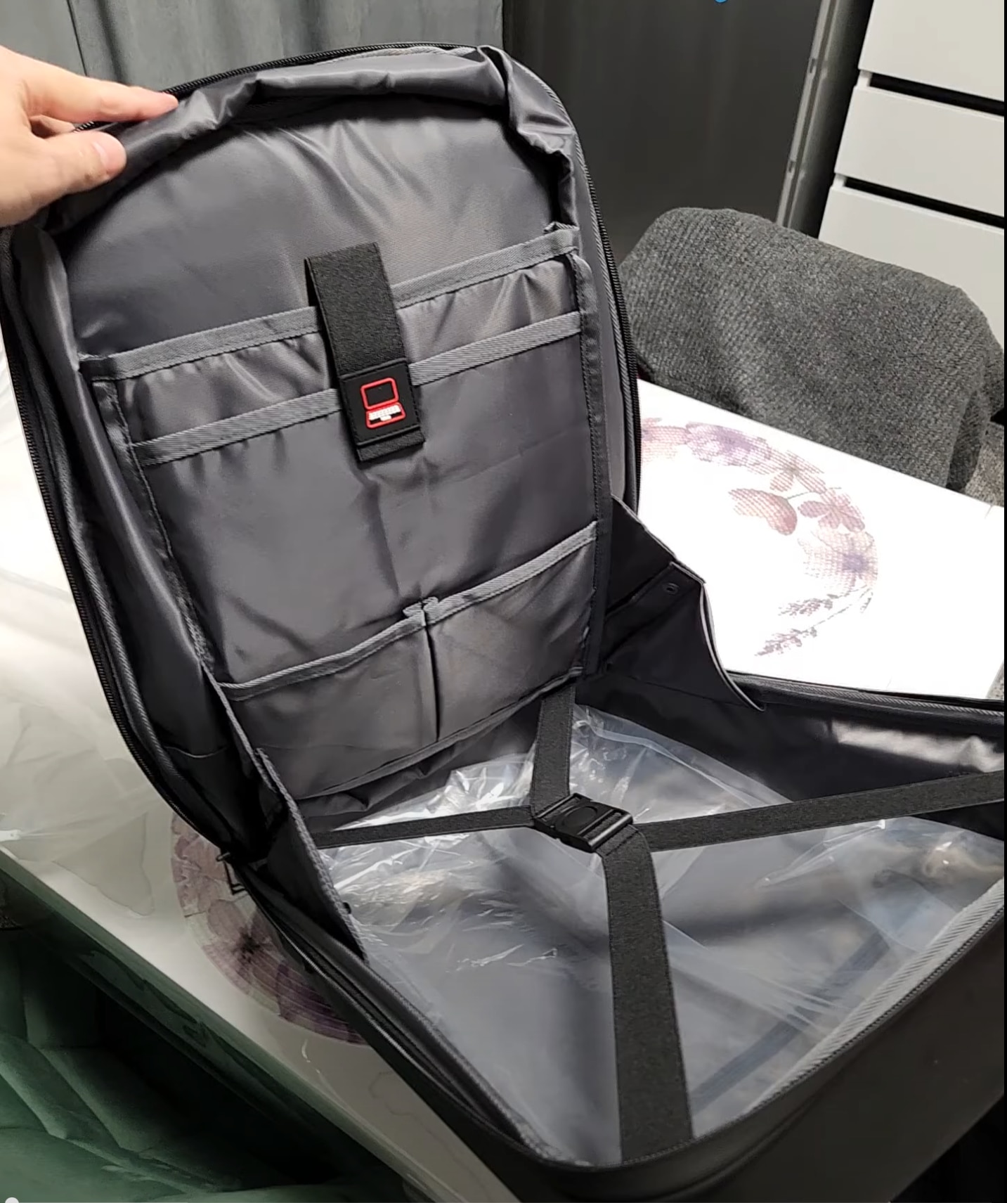 Rucsac Smart Extensibil pentru Laptop AZeira®, Barbatesc, Antifurt, Cifru Securitate, Conectivitate Multifunctional, Ergonomic, Organizare optima, Multiple buzunare, Protectie Laptopuri, 47x30x10/20 cm, Negru Carbon