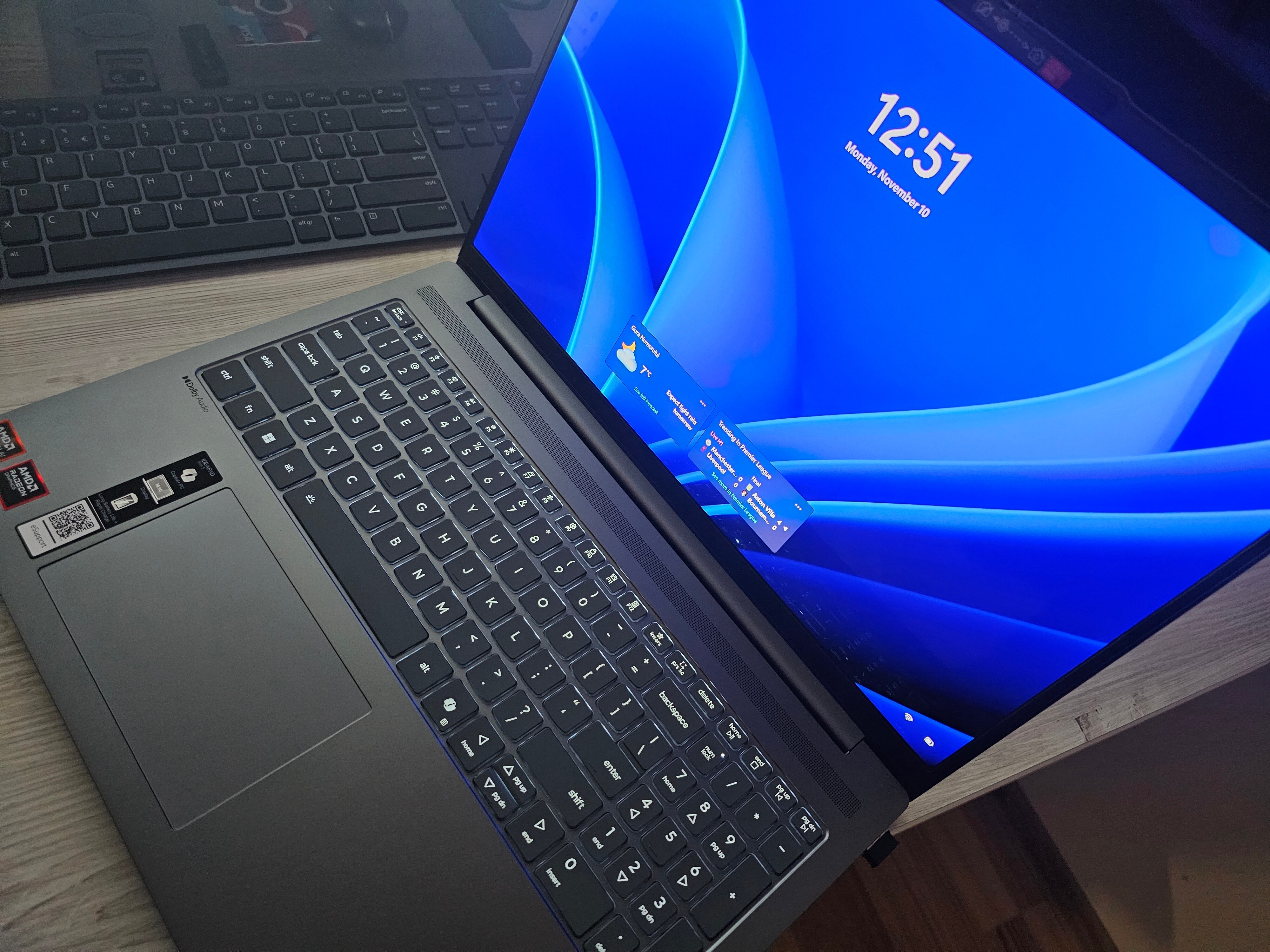 Laptop Lenovo IdeaPad Slim 5 16AKP10 cu procesor AMD Ryzen™ AI 5 340 pana la 4.8GHz, 16" 2.8K, OLED, 120Hz, 16GB DDR5 RAM, 1TB SSD, AMD Radeon™ 840M Graphics, No OS, Luna Grey