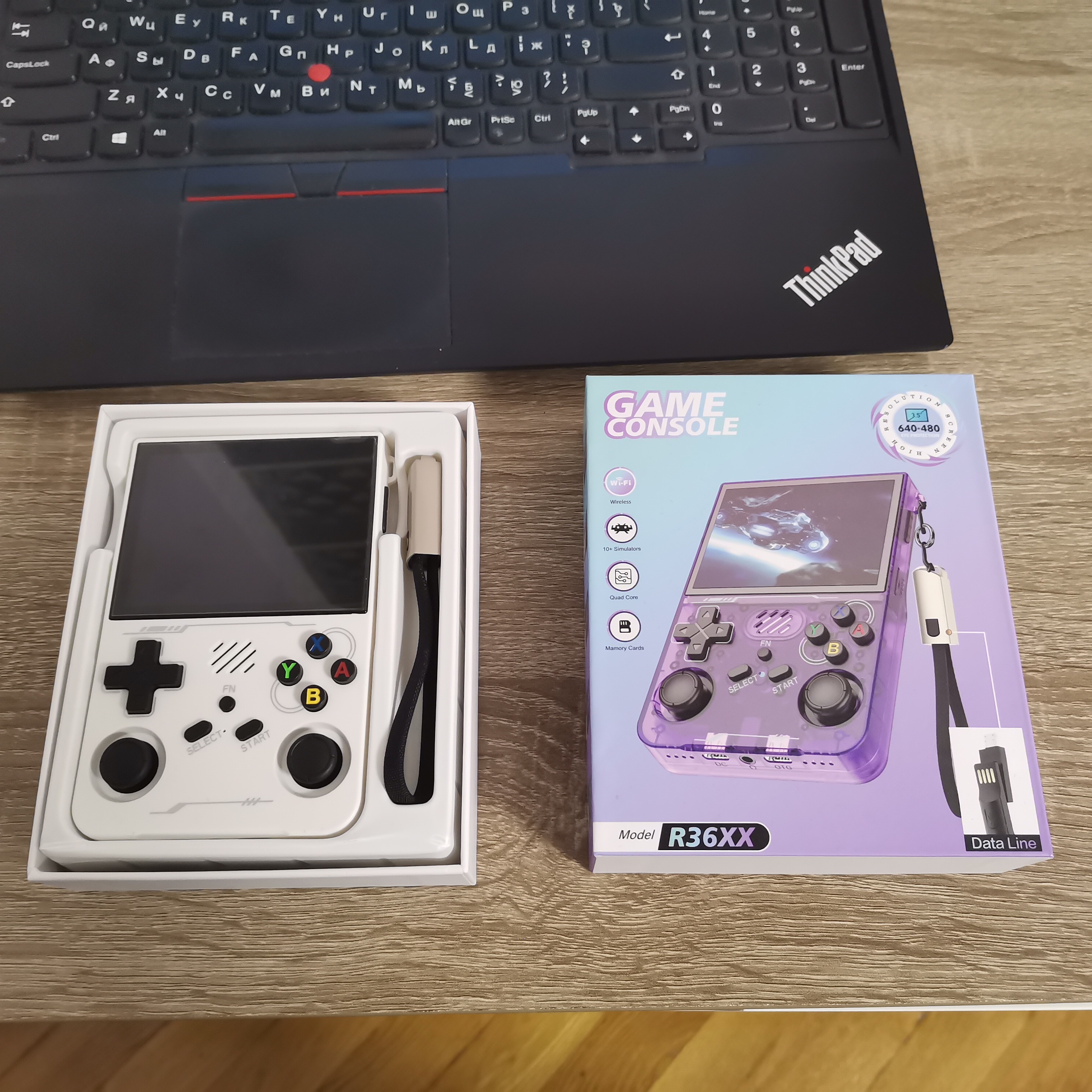 Consola cu Jocuri Retro Portabila PLEMORY®, Model Nou R36XX 2026 64Gb, 30.000 + Jocuri Retro Preinstalate, Game Console pentru Adulti si Copii, 3000mAh, Joystick 3D, Sistem Linux, Ecran IPS de 3.5 inch, Conexiune Wi-Fi, Alba
