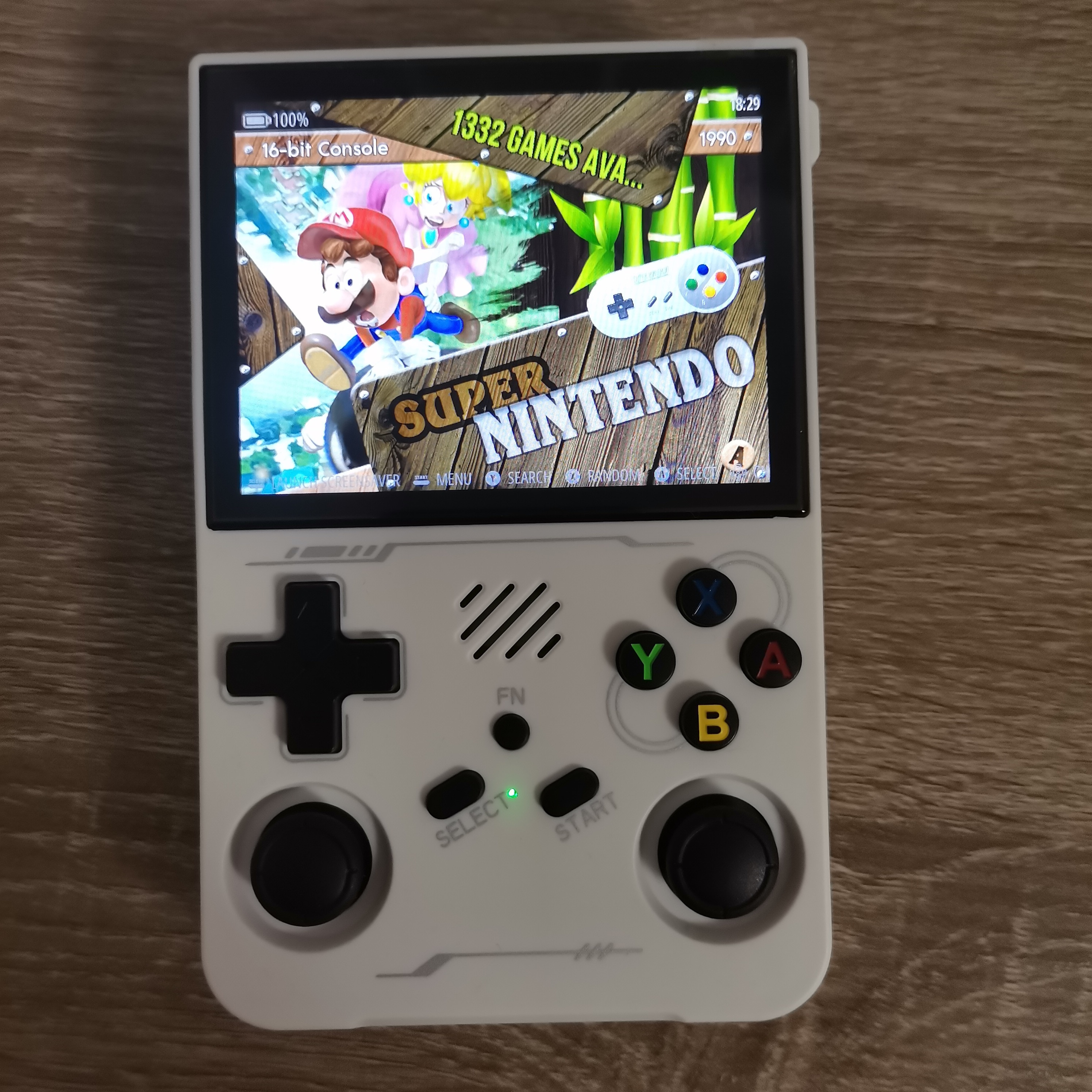 Consola cu Jocuri Retro Portabila PLEMORY®, Model Nou R36XX 2026 64Gb, 30.000 + Jocuri Retro Preinstalate, Game Console pentru Adulti si Copii, 3000mAh, Joystick 3D, Sistem Linux, Ecran IPS de 3.5 inch, Conexiune Wi-Fi, Alba