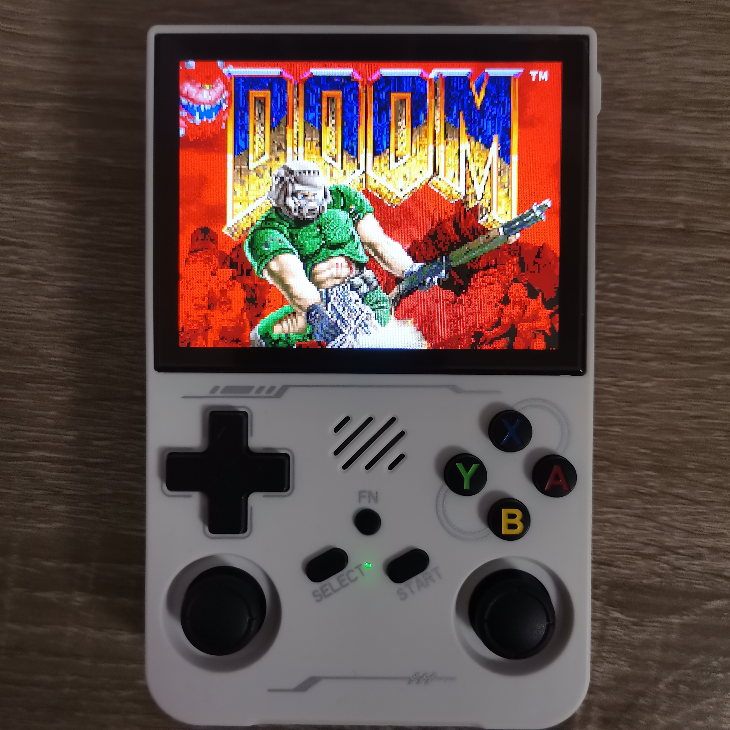 Consola cu Jocuri Retro Portabila PLEMORY®, Model Nou R36XX 2026 64Gb, 30.000 + Jocuri Retro Preinstalate, Game Console pentru Adulti si Copii, 3000mAh, Joystick 3D, Sistem Linux, Ecran IPS de 3.5 inch, Conexiune Wi-Fi, Alba