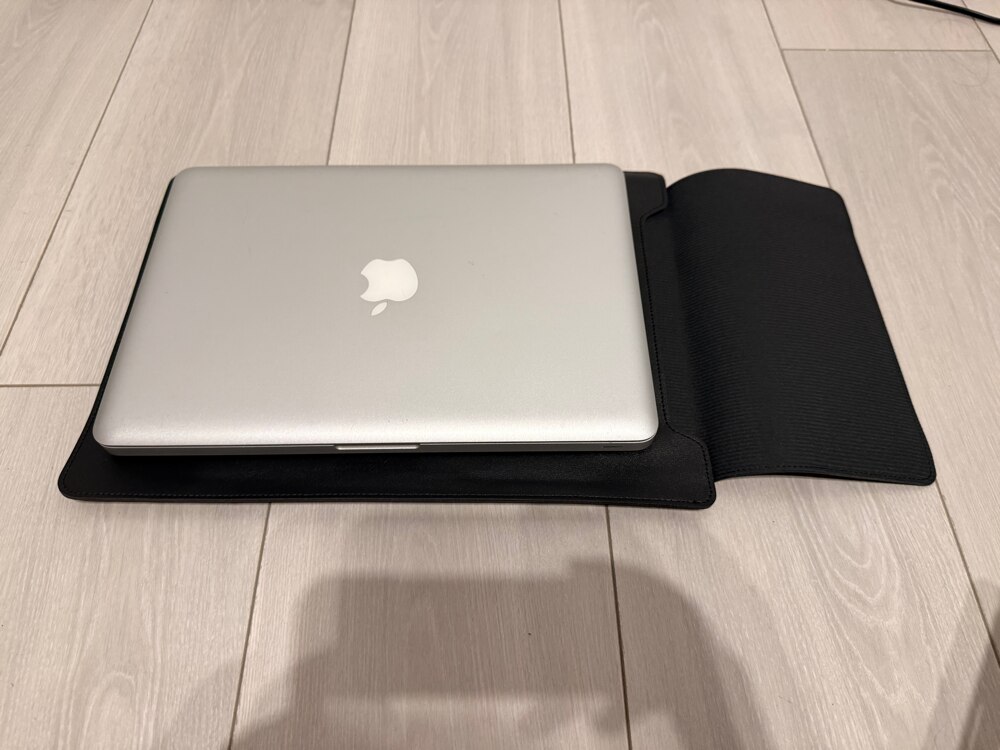 Husa laptop 13–14 inch cu suport pliabil si mousepad integrat, compatibila MacBook, protectie ultrafina, gri AleFla Eshop
