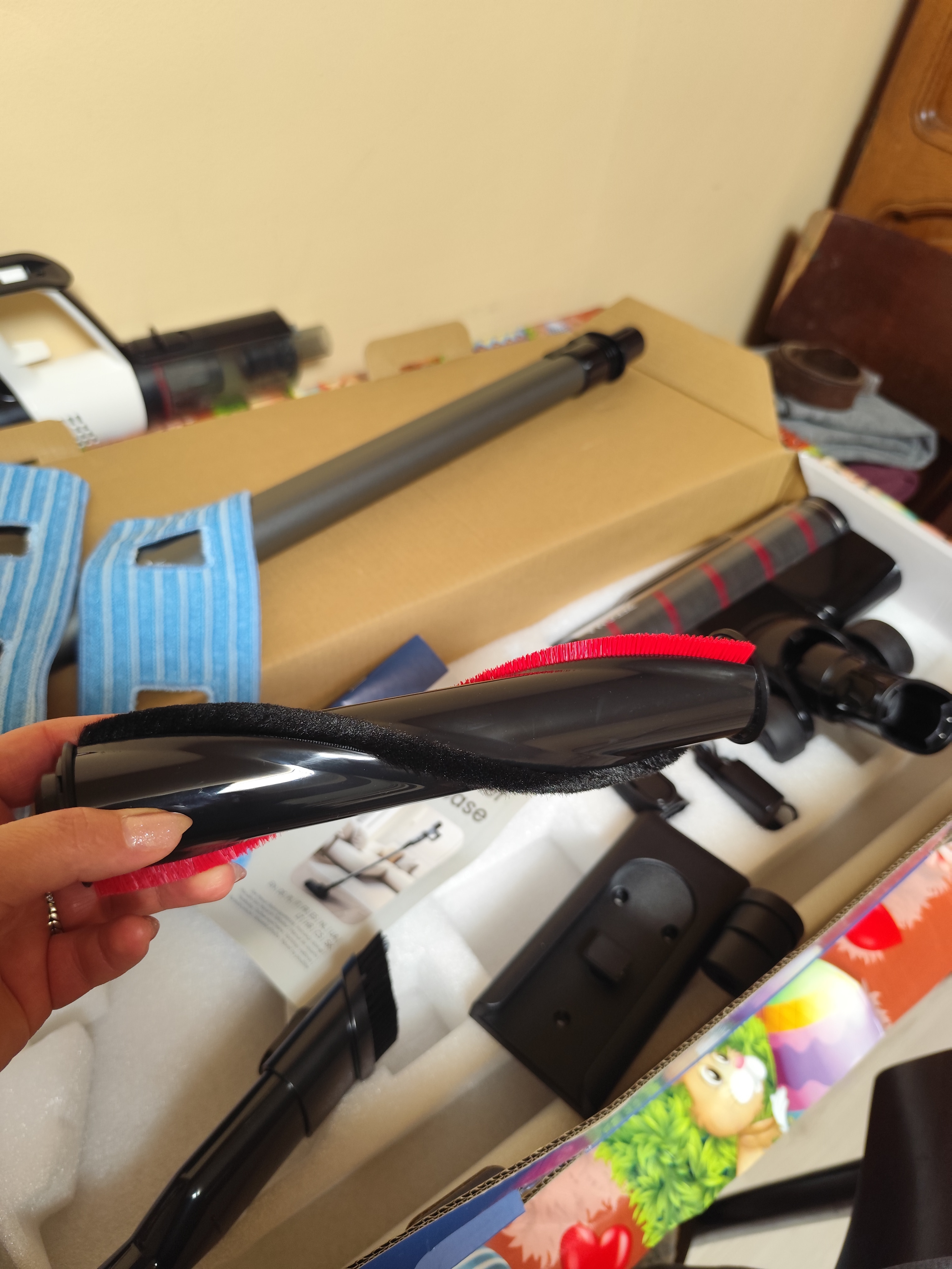 Aspirator Zonder Klaar Base – Experienta de curatare superioara cu motor fara perii de 250W, 3 moduri de curatare, tehnologie inteligenta si functie de spalare pe podea