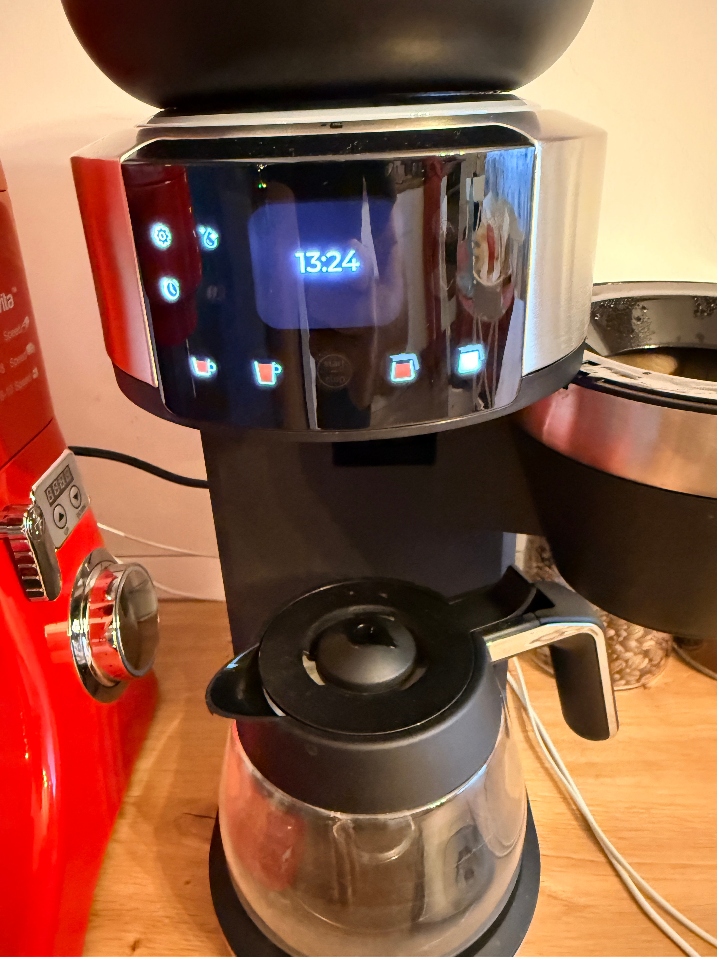 Cafetiera cu rasnita Severin, compatibila cu cafea boabe/macinata, capacitate rasnita 235 g, rasnire reglabila, setare aroma 5 trepte, carafa sticla, timer, panou de control senzor touch, accesoriu utilizare cana/ceasca/termos, filtru lavabil, inox