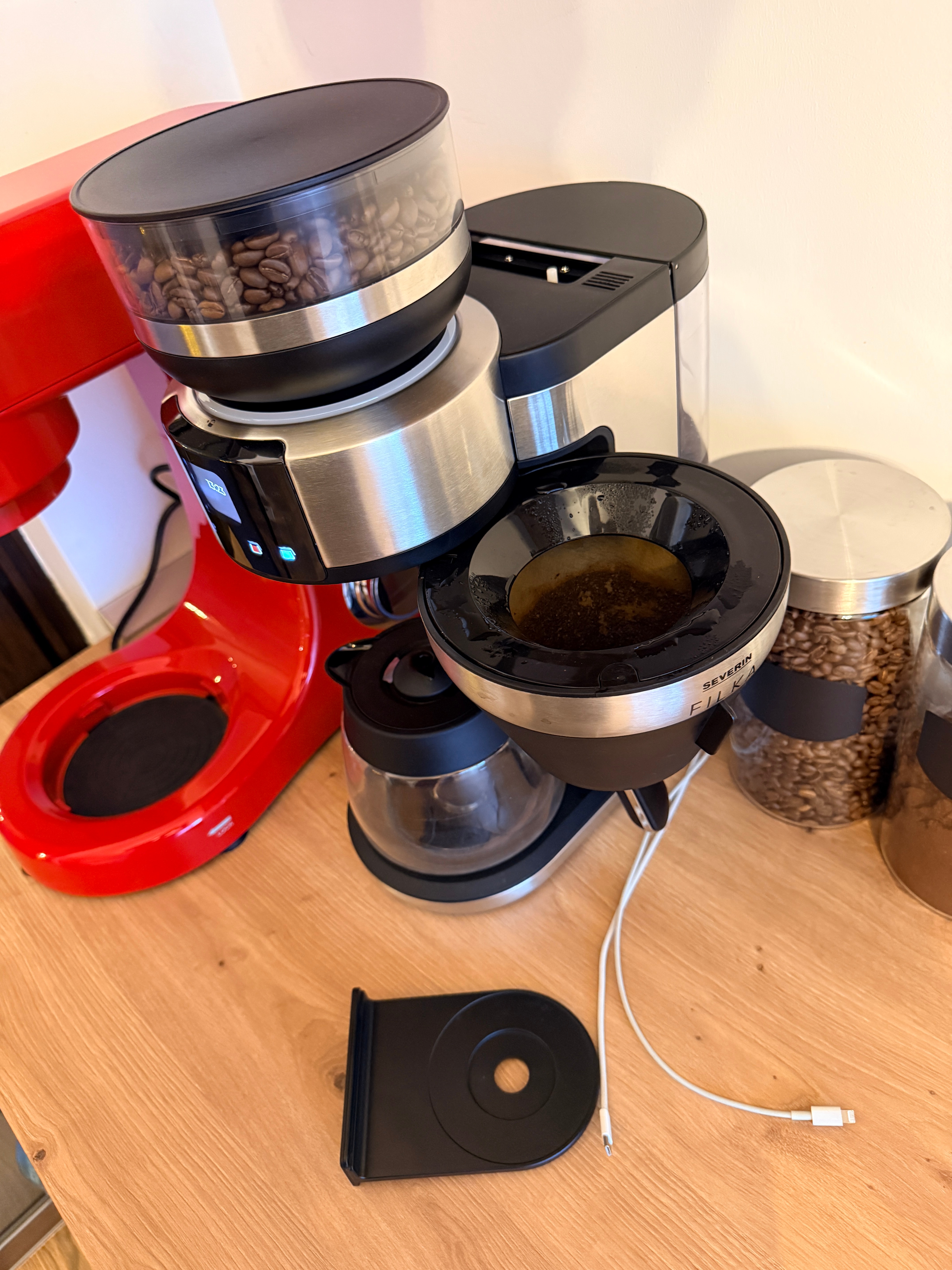 Cafetiera cu rasnita Severin, compatibila cu cafea boabe/macinata, capacitate rasnita 235 g, rasnire reglabila, setare aroma 5 trepte, carafa sticla, timer, panou de control senzor touch, accesoriu utilizare cana/ceasca/termos, filtru lavabil, inox