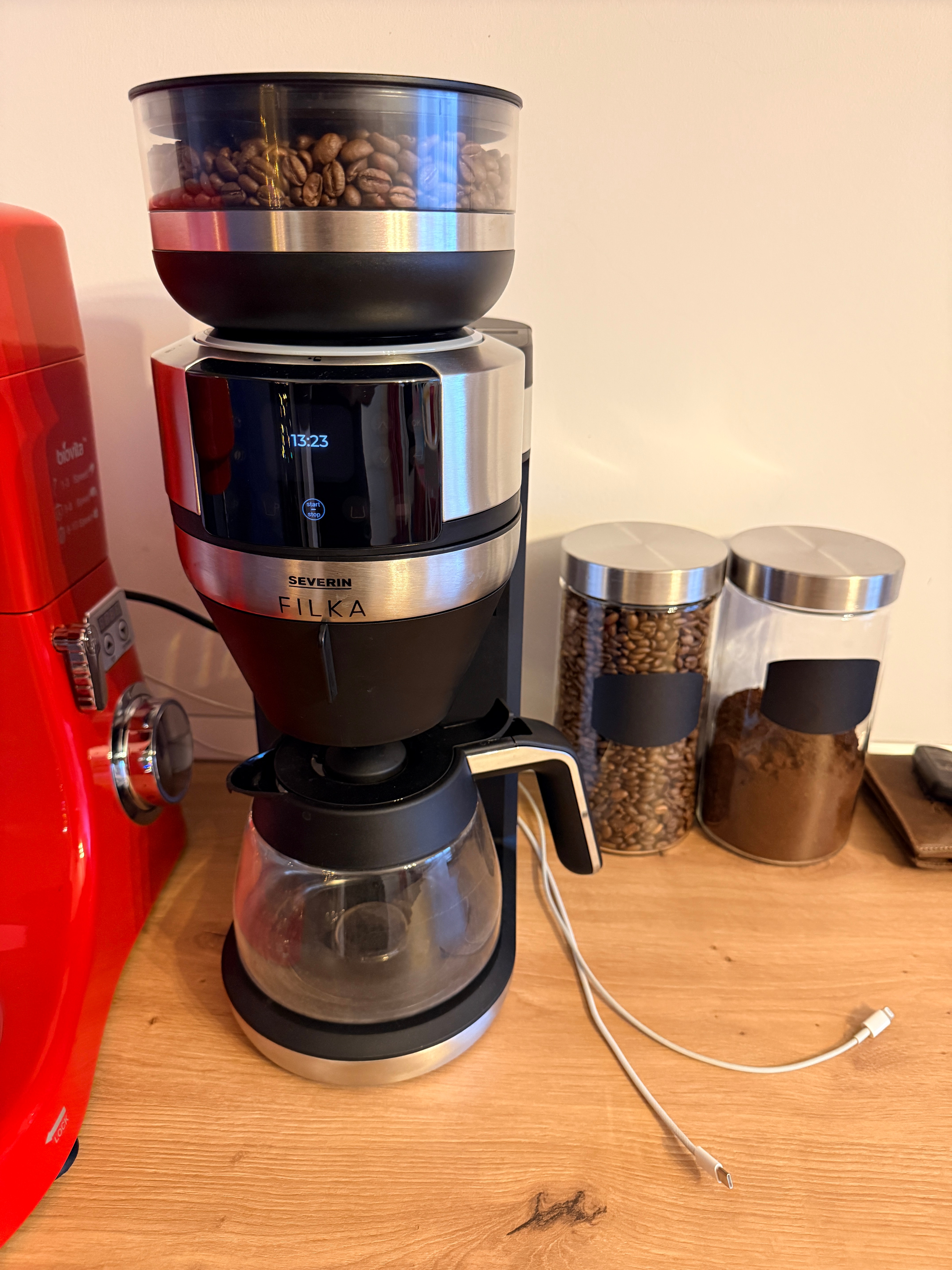 Cafetiera cu rasnita Severin, compatibila cu cafea boabe/macinata, capacitate rasnita 235 g, rasnire reglabila, setare aroma 5 trepte, carafa sticla, timer, panou de control senzor touch, accesoriu utilizare cana/ceasca/termos, filtru lavabil, inox