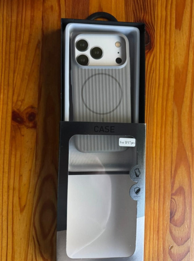 Husa Premium pentru iPhone 17 PRO, Policarbonat Dur, Functie MagSafe, Anti-Soc, Mata cu Dungi, Ultra Slim, Protectie Spate, Gri
