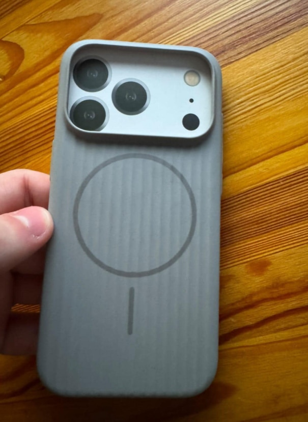 Husa Premium pentru iPhone 17 PRO, Policarbonat Dur, Functie MagSafe, Anti-Soc, Mata cu Dungi, Ultra Slim, Protectie Spate, Gri