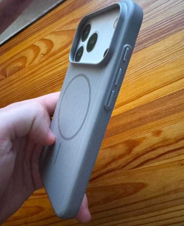 Husa Premium pentru iPhone 17 PRO, Policarbonat Dur, Functie MagSafe, Anti-Soc, Mata cu Dungi, Ultra Slim, Protectie Spate, Gri